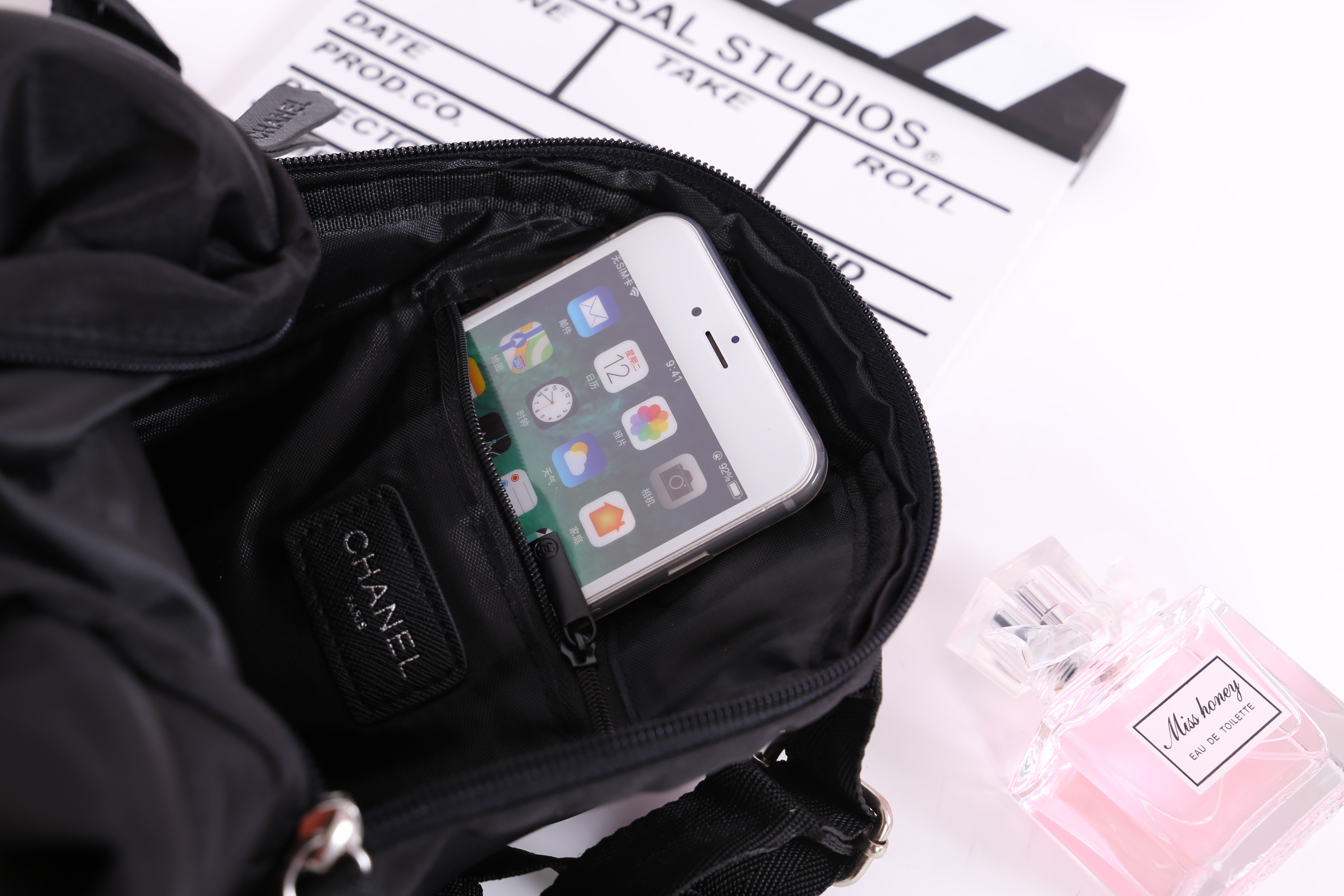 Chanel VIP Gift Backpack (พร้อมส่งโลโก้ขาว) สินค้าเป็นของแท้ ใหม่จากเค้าเตอร์เครื่องสำอาง/น้ำหอมแบรนด์ กระเป๋าเป้ของแท้จาก Chanel VIP Gift Bag วัสดุไนล่อน หัวซิปทำจากหนังปั้มชื่อแบรนด์ ด้านในเป็นช่องกว้าง และมีช่องซิปเล็ก ตัวสายสะพายด้านหลังเลื่อนปรับได้ค