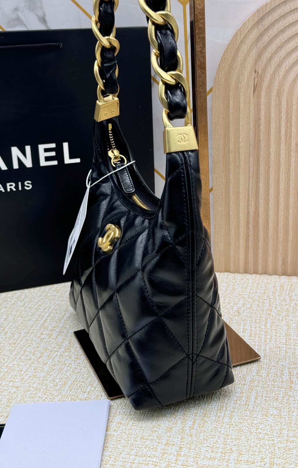 CHANEL SMALL HOBO BAG Shiny Leather & Gold-Tone Metal 20cm กระเป๋าทรงโฮโบ ดีไซส์สวยเรียบหรู เกรดออริ สลับแท้ 1:1 ใช้งานต่างประเทศได้