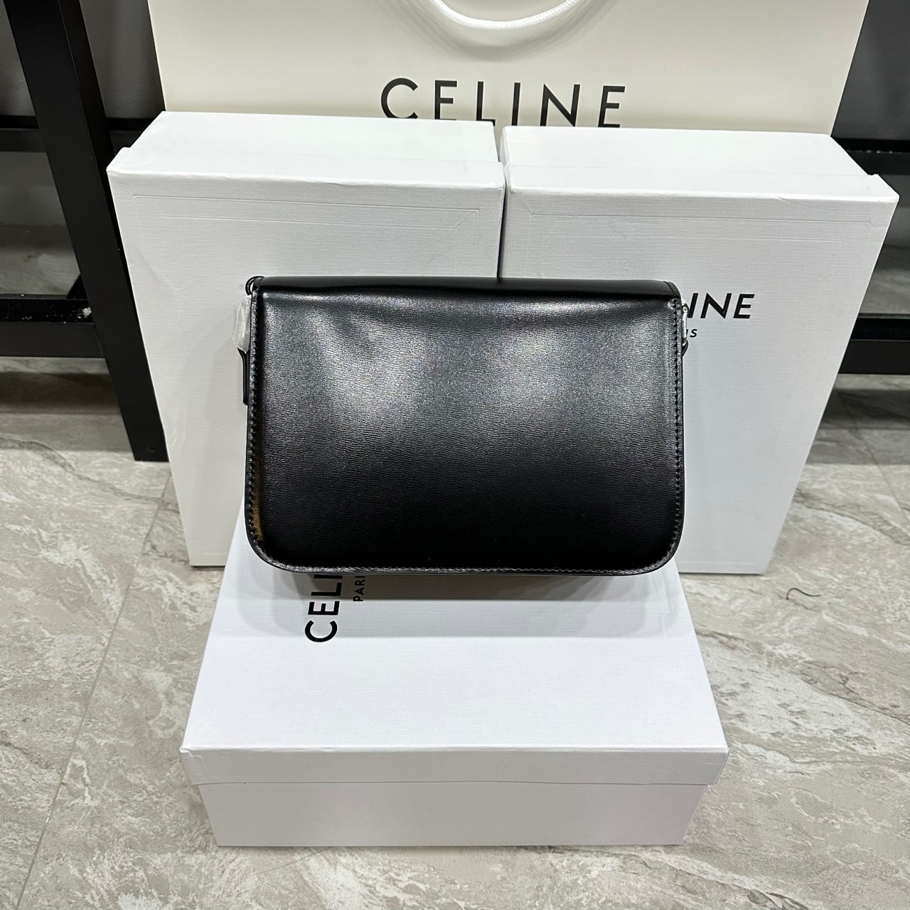 ORI หนังแท้ | 9" CELINE CLASSIQUE TRIOMPHE bag in natural leather กระเป๋าสะพายรุ่นยอดนิยม ด้วยรูปทรงสี่เหลี่ยมผืนผ้า ดีไซน์คล่องตัวถ่ายทอดให้เห็นถึงแก่นแท้ของสไตล์