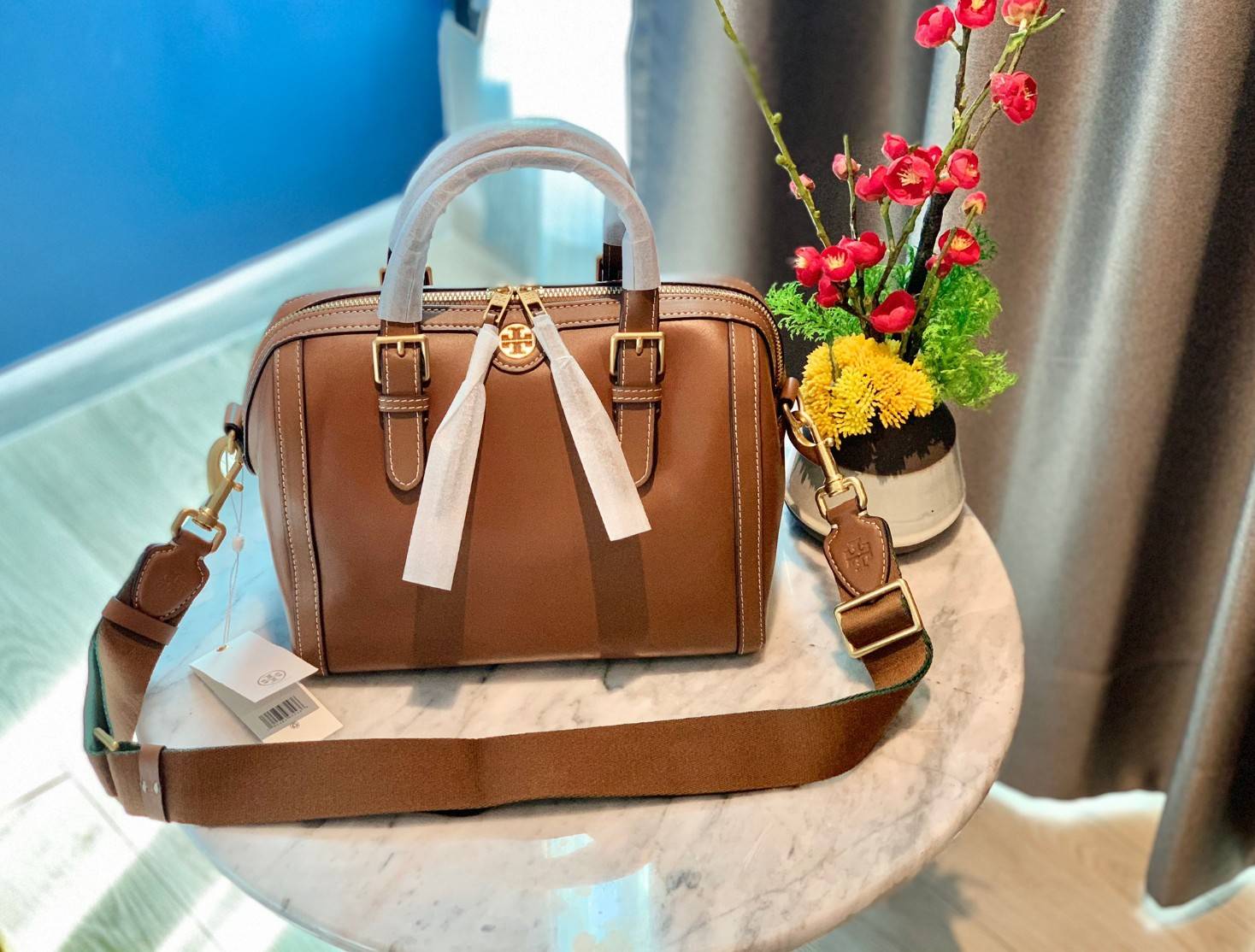 TORY BURCH T Monogram Color-block Barrel Duffle พร้อมส่งที่ไทย สวยก่อนใคร มี2ขนาด ไม่มีคือพลาดจร้าา😘 ✔️กระเป๋าทรงหมอน วัสดุหนังแท้ชั้นดีที่สุด หนังเรียบนิ่มสวย ✔️เปิดปิดกระเป๋าด้วยซิปคู่แบบมีหนังห้อย ภายในกว้างมากสำหรับไซด์นี้ หายห่ว