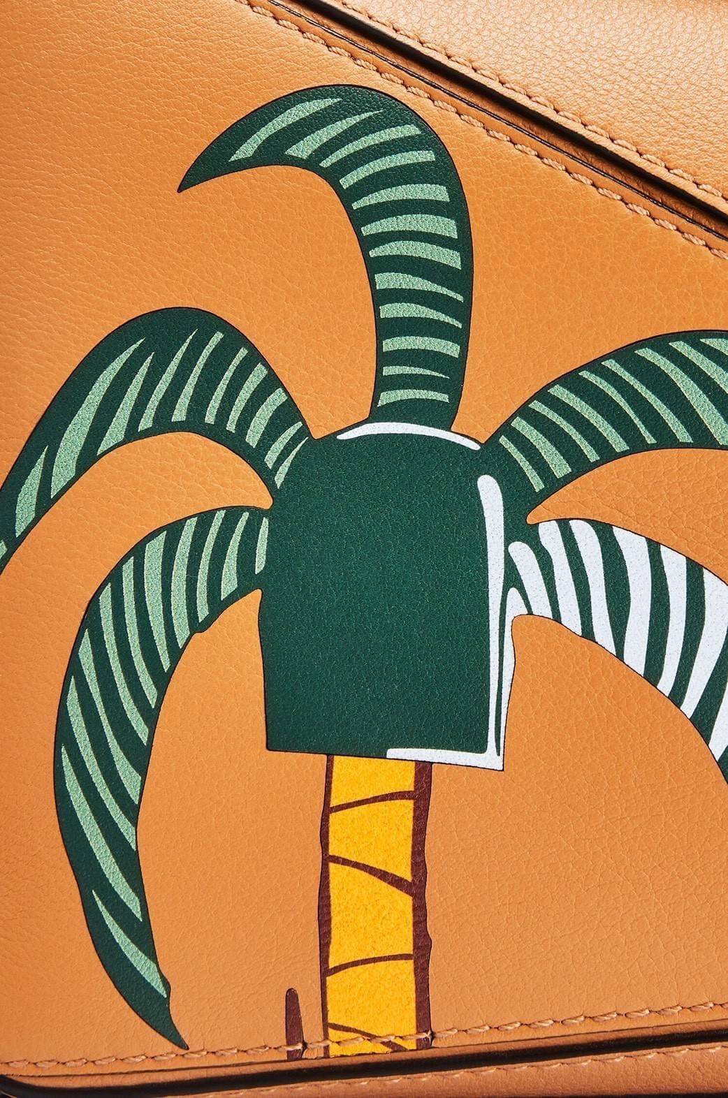 VIP 】LOEWE LA PALME PUZZLE BAG IN CLASSIC CALFSKIN คอลเลคชั่นใหม่!! กระเป๋าสะพายข้างทรงกล่อง สไตล์พัซเซิล ให้ฟีลลิ่งเหมือนตัวต่อ ดูดีได้ทุกที่แค่มีใบนี้ รอบนี้ดีไซน์พริ้นท์ลายต้นปาล์มเก๋ๆ ซัมเมอร์ยังต้องมา วัสดุหนังวัวฟอกสี เปิดใช้งานด้วยซิป ที่ภายในโล่งพ