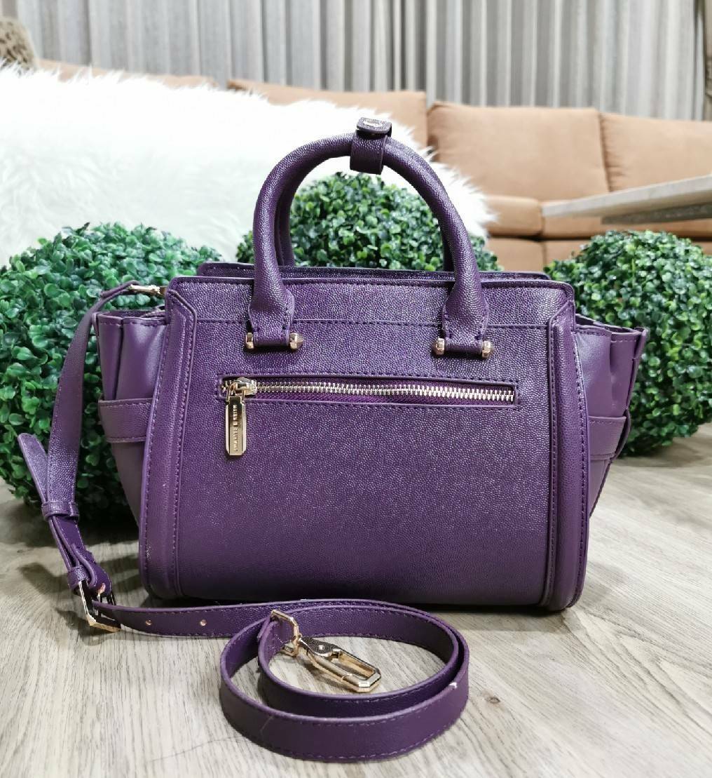 CHARLES & KEITH SAFFIANO TRAPEZE BAG กระเป๋าถือหรือสะพายรุ่นยอดนิยมดีไซน์สวยหรูวัสดุหนังคาเวียร์อยู่ทรง ด้านข้างเเต่งหนังช่องตัดดูมีดีเทล ด้านหน้ามีโลโก้ ด้านหลังมีช่องซิป เปิดปิดด้วยซิปหัวซิปแบรนด์ หูจับเเข็งแรง พับลงได้ พร้อมสายสะพายหนังปรับระดับได้ถอดไ