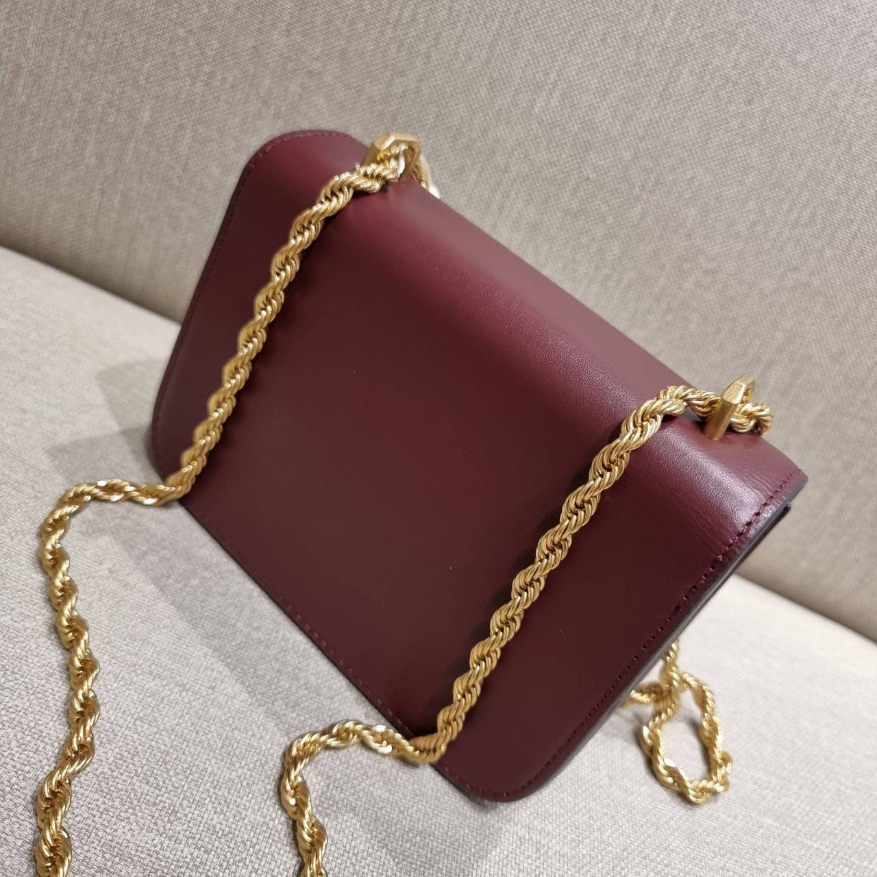 TORY BURCH ELEANOR SMALL CONVERTIBLE SHOULDER BAG ฮอตไอเท็ม รุ่นนี้ขายดีขายหมด คัมแบค!! สวยหรู คุณหนู ผู้ดี!! หายากมากที่สุด!! กระเป๋าสะพายข้าง ดีไซน์อยู่ทรง ขนาดกำลังสะดวกใช้สำหรับสาว วัสดุหนังแท้เต็มใบ สีทูโทน เปิด-ปิดด้วยแถบแม่เหล็ก ภายในแบ่งสัดส่วนได้