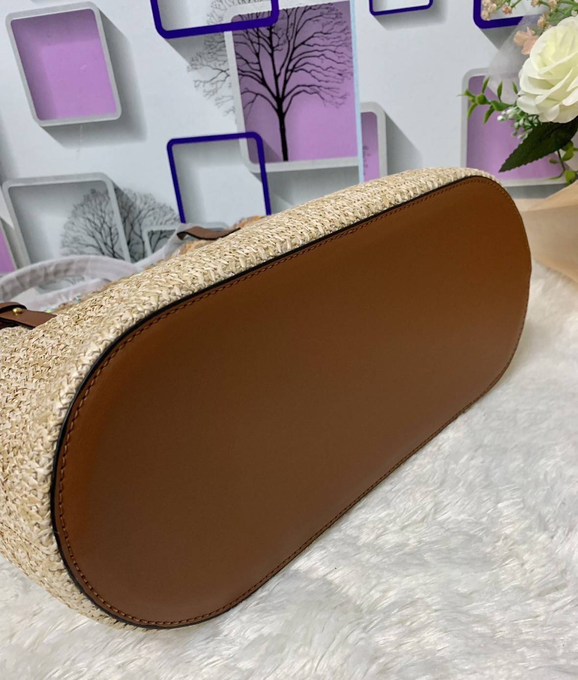 LOEWE TOTE BAG VIP GIFT WITH PURCHASE (GWP) พรีเมี่ยมกิ๊ฟ Limited Edition จาก LOEWE PERFUME DUTYFREE COUNTER วัสดุ Textile Canvas & CalfSkin งานสวยหรู รูปทรงวินเทจมาพร้อม Clutch ใบเล็กเข้าชุด ซื้อ 1 ได้ถึง 2 ด้านหน้าปักโลโก้แบรนด์ LOEWE ผ้าเนื้อหนาใช้งานท