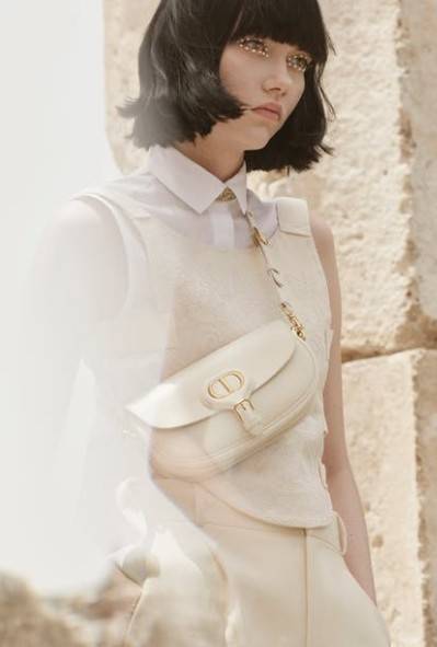 DIOR BOBBY EAST-WEST BAG (GWP) พรีเมี่ยมกิ้ฟ Limited Edition กระเป๋าสะพายขนาดกระทัดรัด น่ารักมากมาย วัสดุหนังแท้ (Calfskin) อะไหล่ทอง ตกแต่งด้านหน้ากระเป๋าแบบหัวเข็มขัด ประดับโลโก้ CD ด้านหลังสกรีนตัวอักษร "30 MONTAIGNE" มีช่องสำหรับเก็บของหนึ่ง