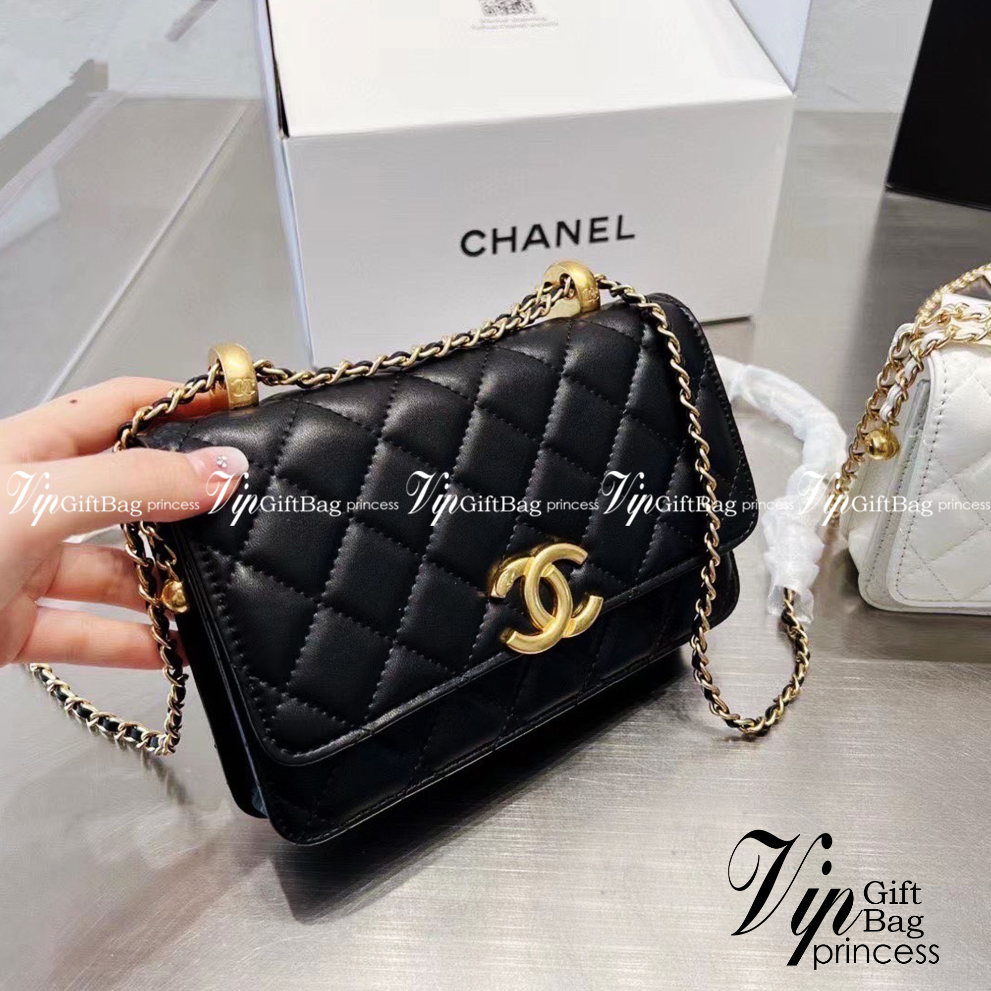 Chanel flap bag / Chanel Woc with Adjustable Ball Chain ปังไม่ไหว woc ทรงที่สาวๆควรมีติดไว้ได้ใช้แน่นอนค่ะ รอบนี้จัดมาเสิร์ฟ 2 สี พร้อมสายสะพายครอสบอดี้ งานปั้มทุกจุด ใช้ได้ทุกลุค เกรดงานสวย งานชนชอป ใช้ได้ Everyday Look เลยค่า