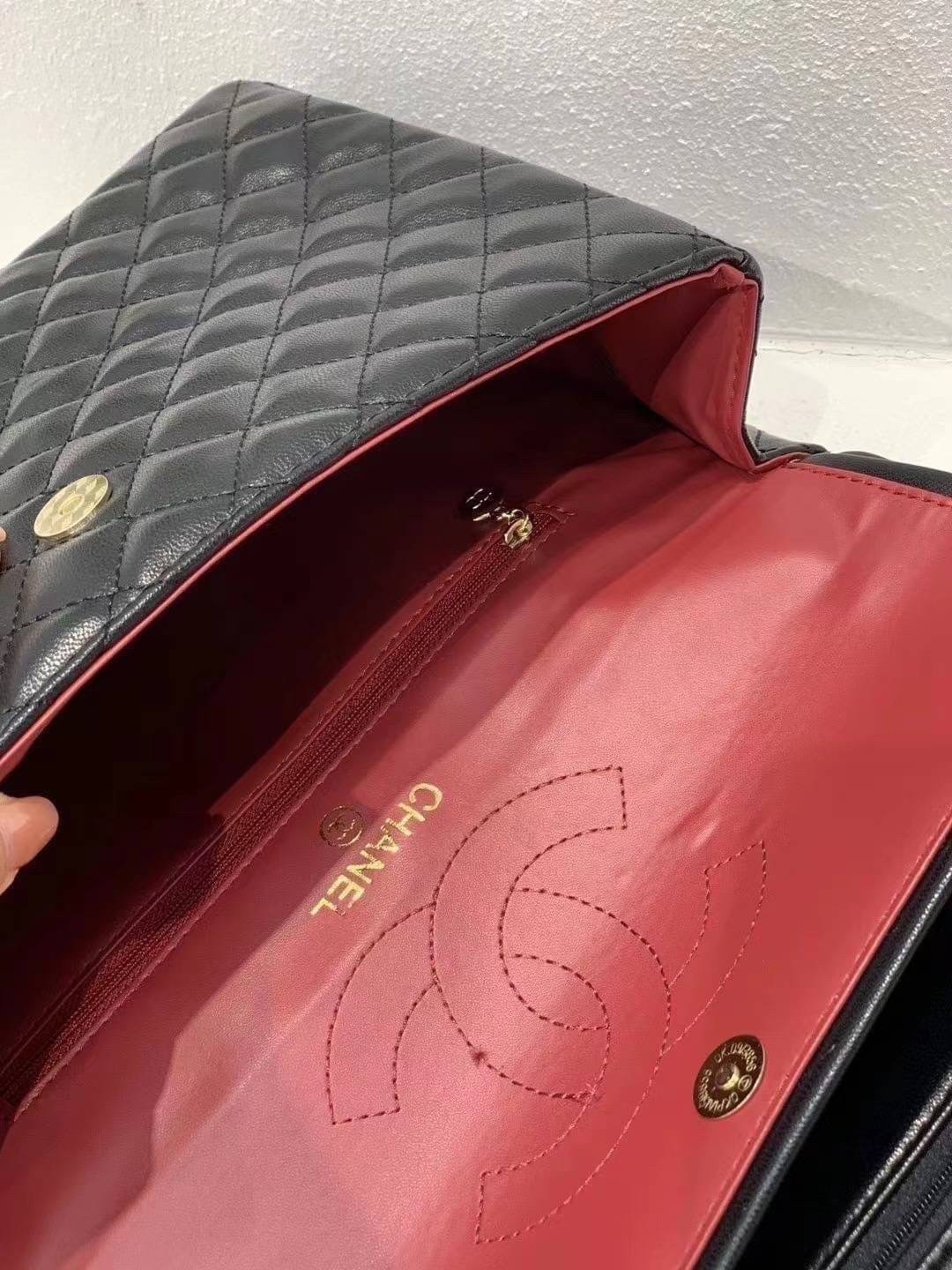 CHANEL MAXI CLASSIC 13.5" กระเป๋าสะพายทรงคลาสสิคใบใหญ่ จุของได้เยอะมากๆ งานสวยหรูมาแต่ไกล สวยงามไม่ผิดหวังค่ะ