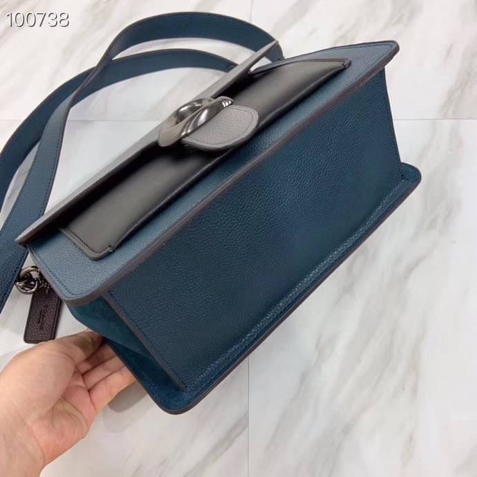 OUTLET 】COACH Tabby Shoulder Bag พร้อมส่งที่ไทย A modern take on an archival 1970s Coach design, our structured Tabby shoulder bag is crafted in polished pebble leather. Finished with our Signature hardware for an iconic touch, the versatile silhouette fe