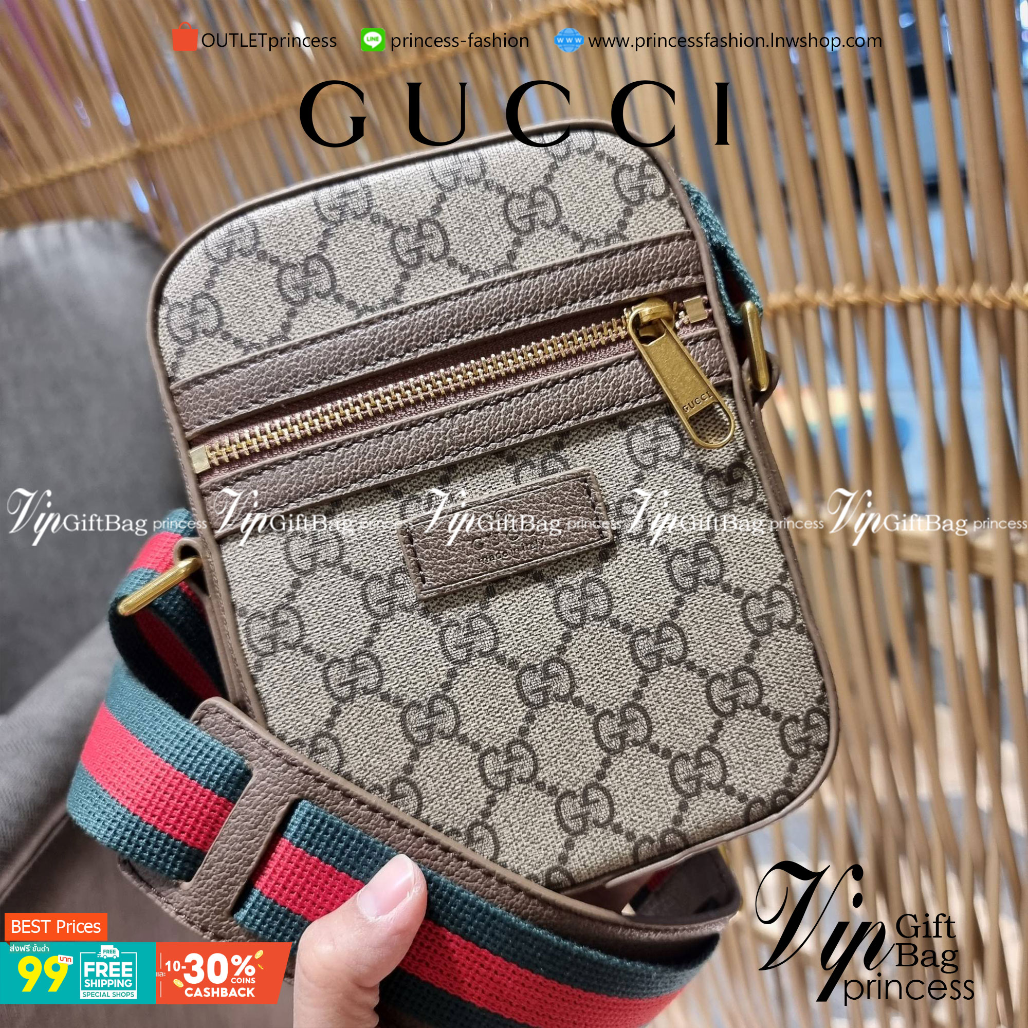 VIP 】GC VIP MINI MESSENGER CROSSBODY BAG กระเป๋าสะพายข้างพรีเมี่ยมกิ๊ฟลุคสปอร์ต เรียบแต่แอบหรู ไซส์มินิ น่าใช้!! วัสดุหนังแคนวาส ไม่ต้องห่วงเรื่องความทนทาน ✔️ ตกแต่งสายคาดหรู เท่ ดีไซน์สีตามสัญลักษณ์แบรนด์ เข้ากันมากๆ!! เปิด-ปิดด้วยซิป ด้านหน้ามีช่