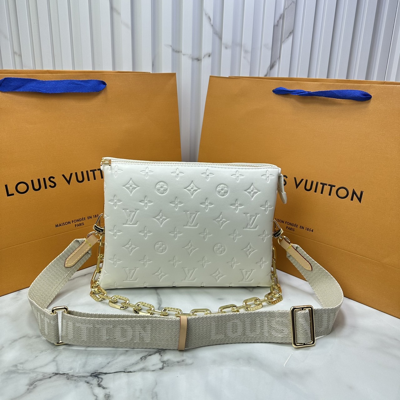 ORI หนังแท้ | LV Coussin PM bag Soft leather with Monogram pattern กระเป๋าถือสะพายไหล่ หรือถือเป็นกระเป๋าคลัทช์ หนึ่งในไอเท็มโดดเด่นจากแฟชั่นโชว์คอลเลกชันประจำฤดูกาล Spring-Summer หนังบุนวม