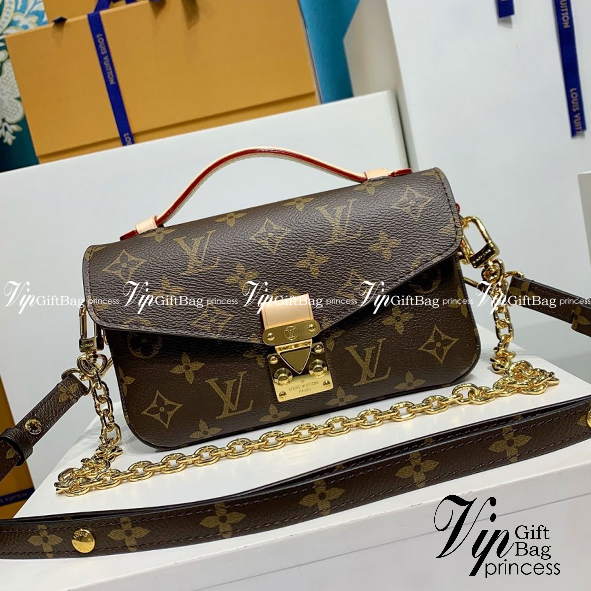 LV Pochette Métis East West กระเป๋าสะพาย พร้อมสายโซ่สีทองสำหรับสะพายไหล่แบบสั้นอย่างมีสไตล์ และสายหนังถอดได้ กระเป๋า Monogram แคนวาส แต่งขอบหนัง และตัวล็อกแบบ S-lock อันเป็นเอกลักษณ์ ของความหรูหรา พร้อมส่งที่ไทย ภาพถ่ายจากงานขายจริง ใช้งานต่างประเทศได้