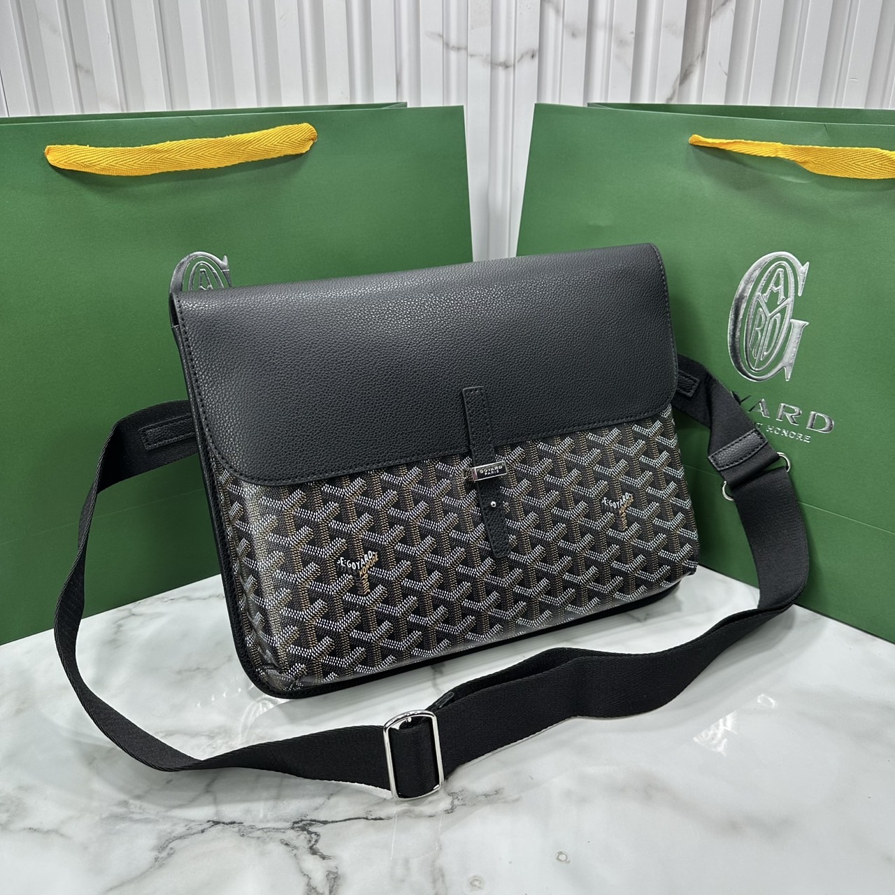 ORI หนังแท้ | Goyard Coursier Messenger bag กระเป๋าแมสเซ็นเจอร์ดีไซน์ใหม่ กะทัดรัดใช้งานได้อย่างคล่องตัว เหมาะมากสำหรับสายสปอร์ต ที่สุดของความหรูตอบโจทย์การใช้งาน ใบจริงสวยงามตามรูปค่ะ