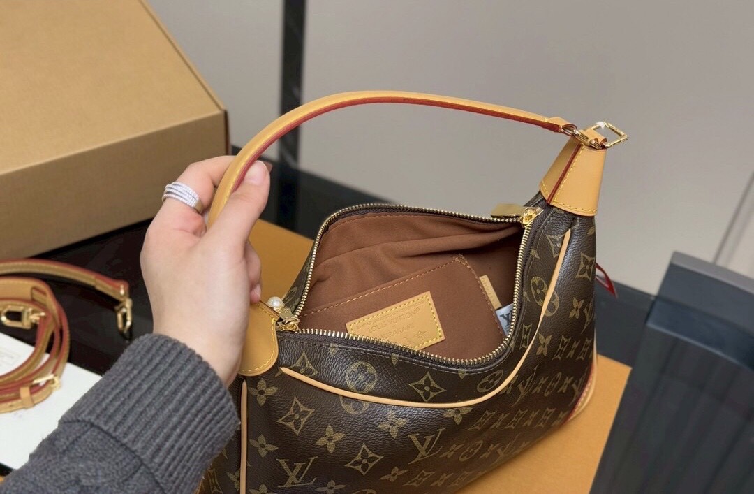 LV Boulogne Hobo Monogram Bag กระเป๋าสะพายทรงโฮโบดีไซน์คลาสสิครุ่นสุดปัง น้องใหม่พร้อมแล้ว…mom, dad พร้อมมั้ยค๊าา!! ใช้งานได้สะดวกคล่องตัว ขนาดใหม่ไซส์ใหญ่ขึ้นเอาใจแม่ที่มีของใส่น้องเยอะๆ