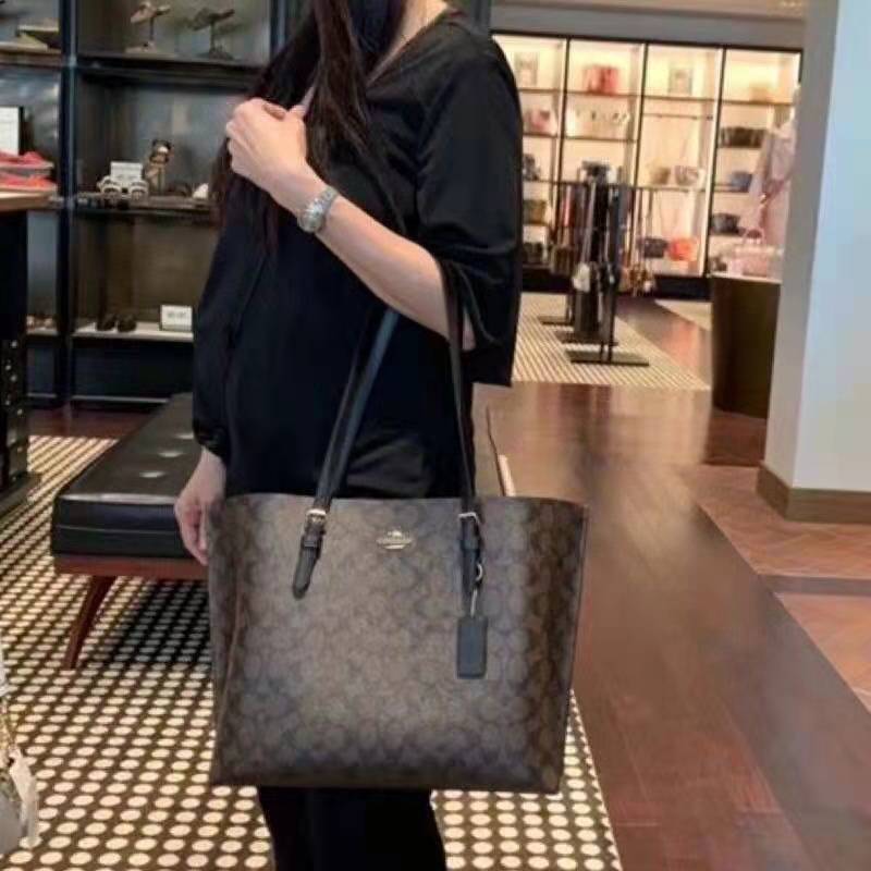 ของแท้ 💯% Coach Signature Tote bag อีกหนึ่งรุ่นฮิต ให้พื้นที่จุของกว้างขวาง เป็นTote Bag รุ่นฮิตอีกรุ่นหนึ่งของ Coach ที่เชื่อว่าต้องเคยผ่านตาสาว ๆ มาก่อนแน่นอนค่ะ