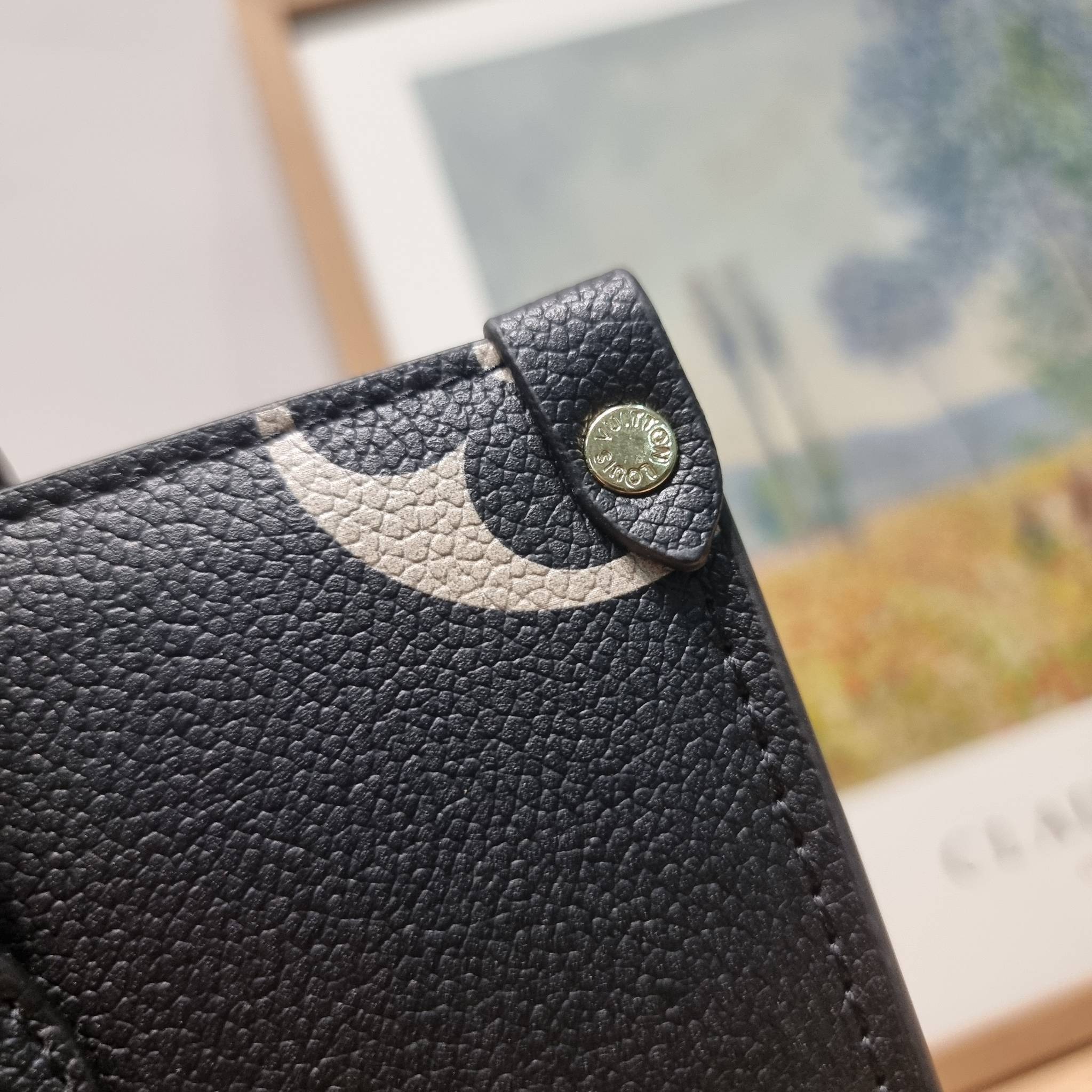 LV Onthego / LV crossbody tote bag กระเป๋าทรงโท้ทเวอร์ชั่นดั้งเดิม ที่คลาสสิค ผู้ดี หรูหรา โทนสีใช้งานง่าย ได้ทุกลุค ทุกสไตล์ วัสดุหนังลูกวัว ผิวลายเกรน มาพร้อมหูจับในตัว คล้องแขนก็ดูแพง หรือจะเกี่ยวสายครอสสะพายก็อัพลุคได้เลย ภายในโล่งกว้างมาก มีอะไหล่เกี