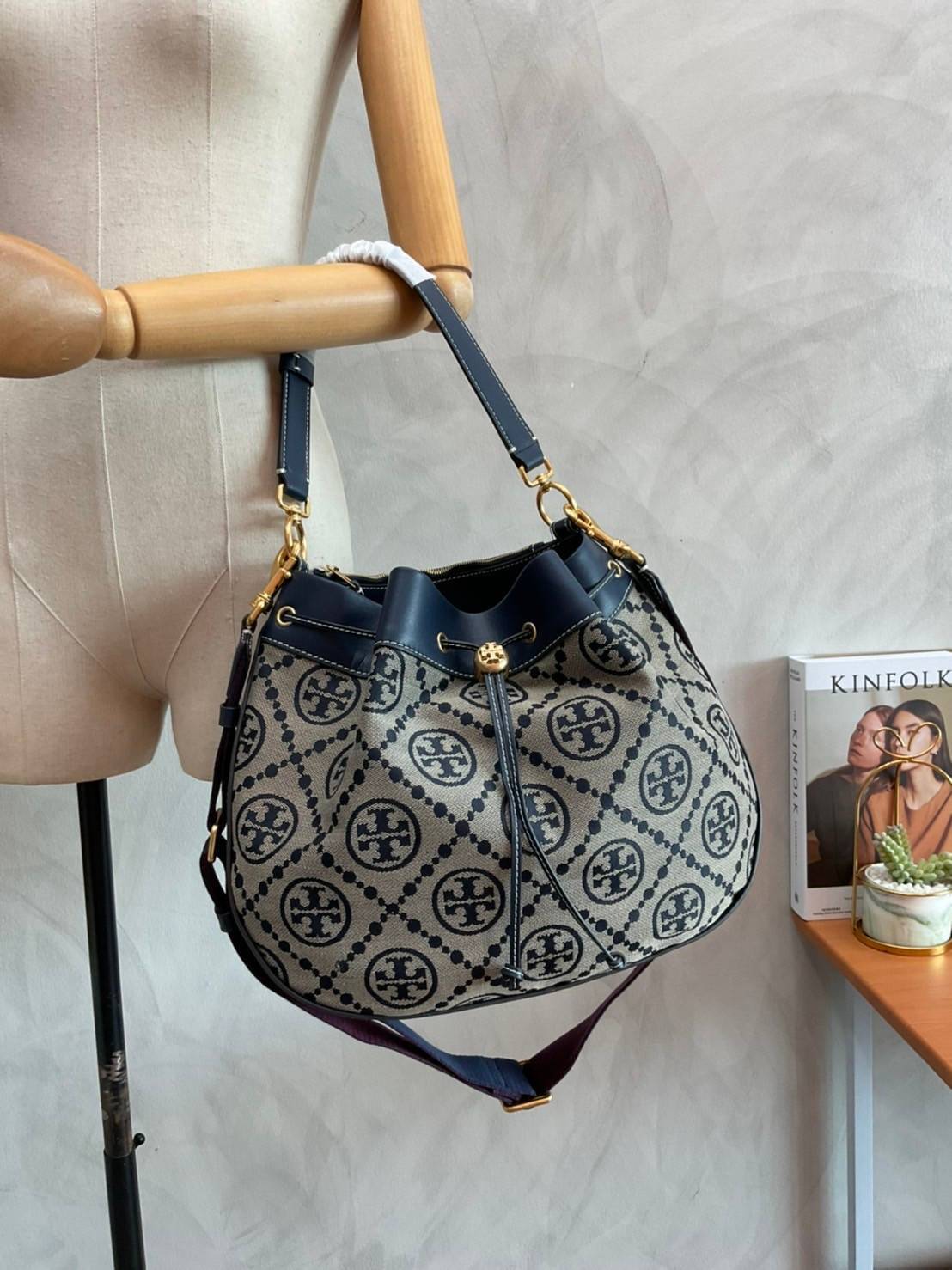 Tory burch t monogram jacquard drawstring hobo New Collection 2021 กระเป๋าถือและสะพายข้าง Monogram จาก tory burch ทำจากผ้าใบ jacquard ตัดด้วยหนังวัวแท้