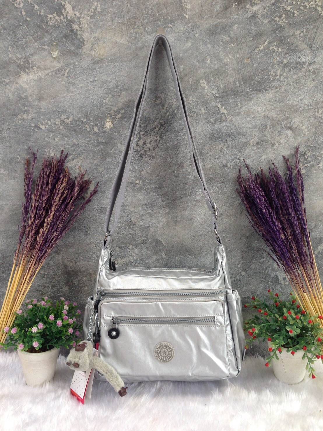 KIPLING Shoulder Bag (K25511) Outlet Hongkong กระเป๋าสะพาย วัสดุ nylon คุณภาพดี กันน้ำ ตามแบบฉบับแบรนด์ แบ่งเป็นช่องซิป 5 ช่อง สามารถใส่ไอแพด กระเป๋าสตางค์ใบยาว และมือถือได้ทุกรุ่นค่ะ จุคุ้มมากๆ น้ำหนักเบา สายสะพายปรับได้ จะสะพายไหล่ หรือ crossbody ได้สบา