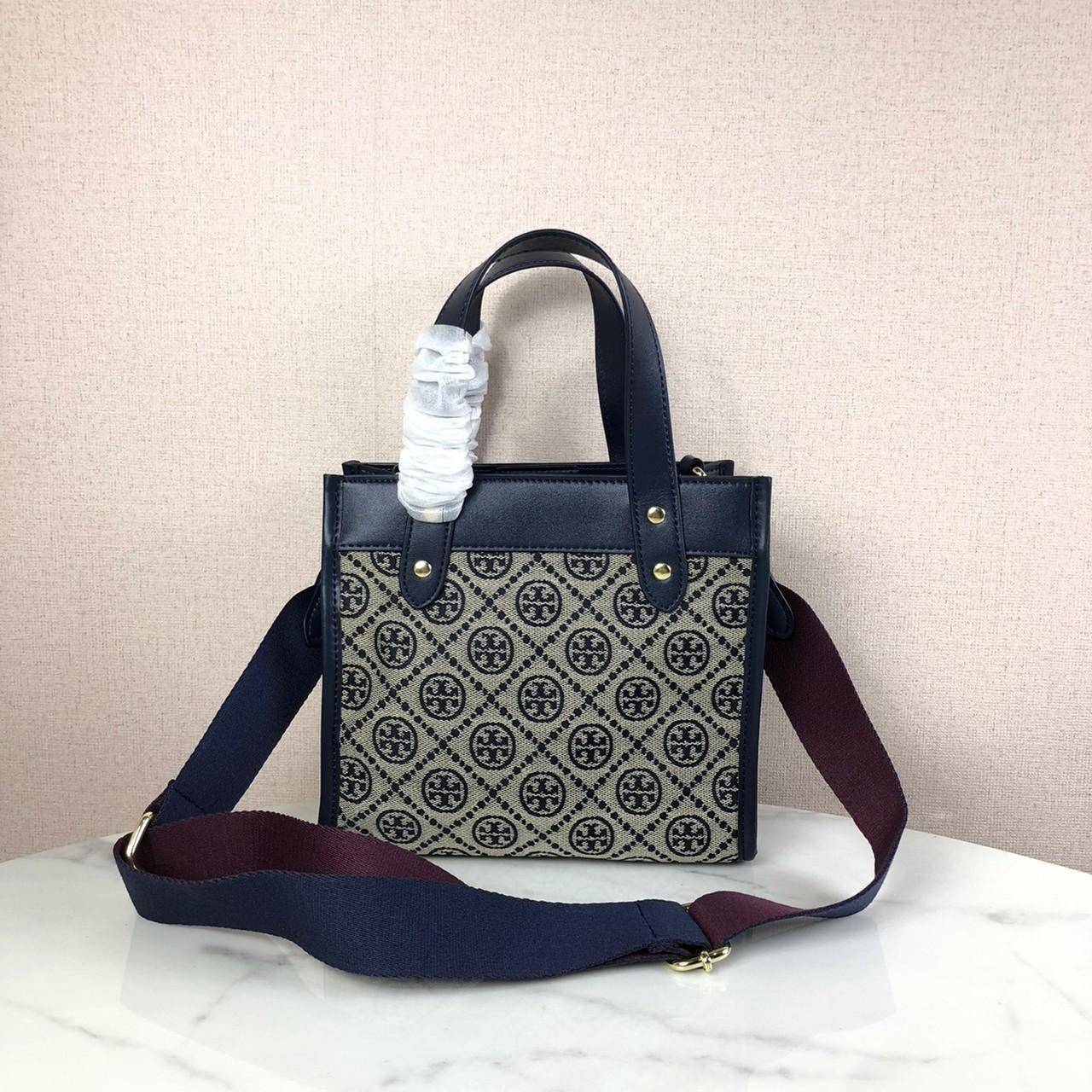 กระเป๋าถือ หรือสะพาย TORY BURCH เปิด - ปิดกระเป๋าด้วยกระดุมแม่เหล็ก ด้านในมีช่องใส่ของ 1 ช่อง และช่องซิป 1 ช่อง มาพร้อมสายสะพายยาว สามารถถอดและปรับได้ Free Size ค่ะ