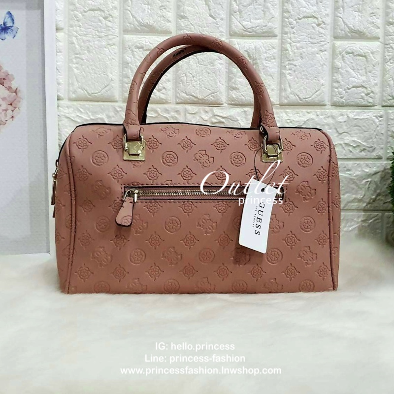 Guess Peony Classic Box Satchel คอลเลคชั่นใหม่สวยหรูจาก Guess กระเป๋าสะพายหนังนิ่มปั๊มแบรนด์รอบใบ ขนาดกำลังดี ฐานกระเป๋ามีหมุดรองฐานกันรอย หัวซิปปั๊มแบรนด์ ภายในกว้างจุของได้เยอะ มาพร้อมสายปรับและถอดออกได้ พร้อมส่ง 4 สี สวยทุกสี พลาดไม่ได้กับสาวยุคใหม่เลย