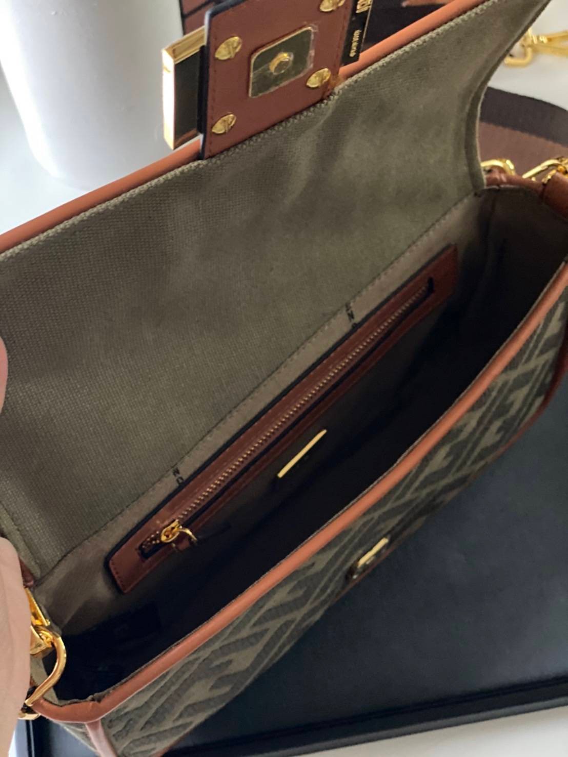 FENDI BAGUETTE BAG roma Lamb skin กระเป๋าสะพายสวยหรู โดดเด่น ดีไซน์ปั๊มโลโก้รอบใบ วัสดุหนังแท้ สลับผ้าแคนวาส มาพร้อมสาย 2 แบบ สำหรับคล้องแขน และสายครอสบอดี้สีทูโทน ภายในเป็นช่องโล่ง ใส่โทรศัพท์ กระเป๋าสตางค์ใบยาวได้สบายๆ ครบเซ็ทพร้อมเสิร์ฟความสวยให้ถึงบ้า