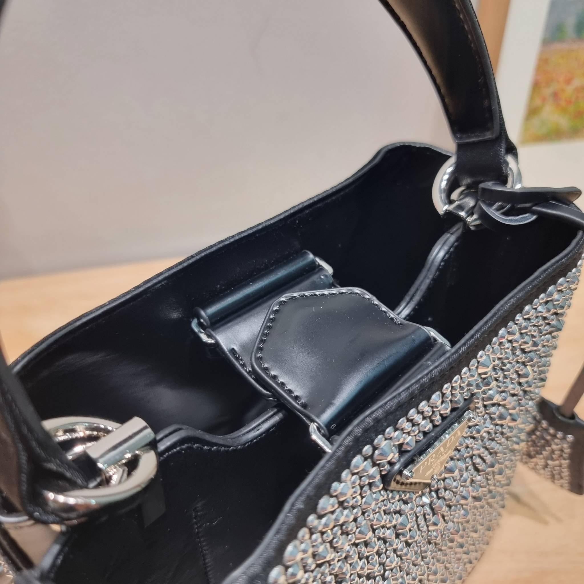 PRADA SMALL PANIER CRYSTAL EMBELLISHED TOTE BAG กระเป๋าสะพายทรงโท้ท ไซส์กำลังสวย หรูหรา โดดเด่น ถือออกงานก็ดูระยิบระยับเล่นแสง ทำให้ดูดีมีราคา มีสายคล้องในตัวและสายสะพายข้าง