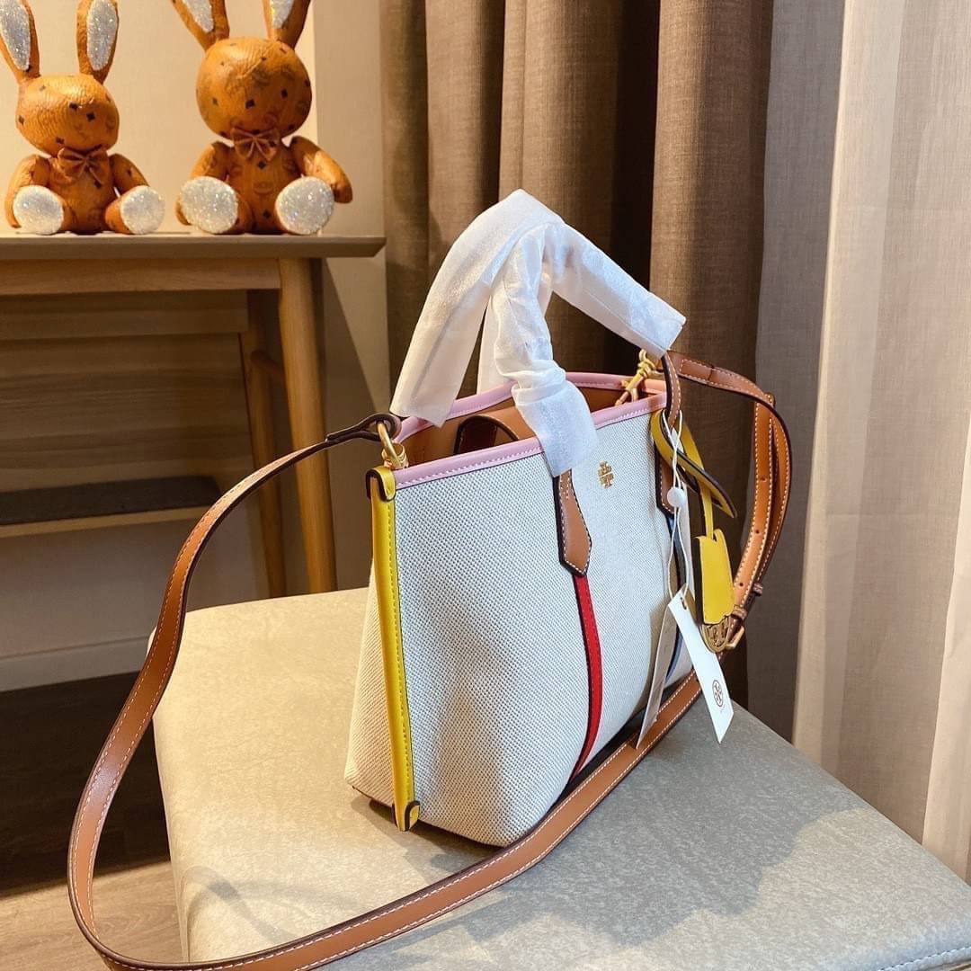 ของแท้ 💯% TORY BURCH SMALL CANVAS TOTE BAG กระเป๋าทรง SHOPPING ใบขนาดกลาง ผ้าแคนวาสคาดหนังแท้ อะไหล่ทอง ประดับโลโก้แบรนด์ด้านหน้า ด้านในเปิดปิดด้วยกระดุมแม่เหล็ก แบ่งเป็นสองช่องใหญ่