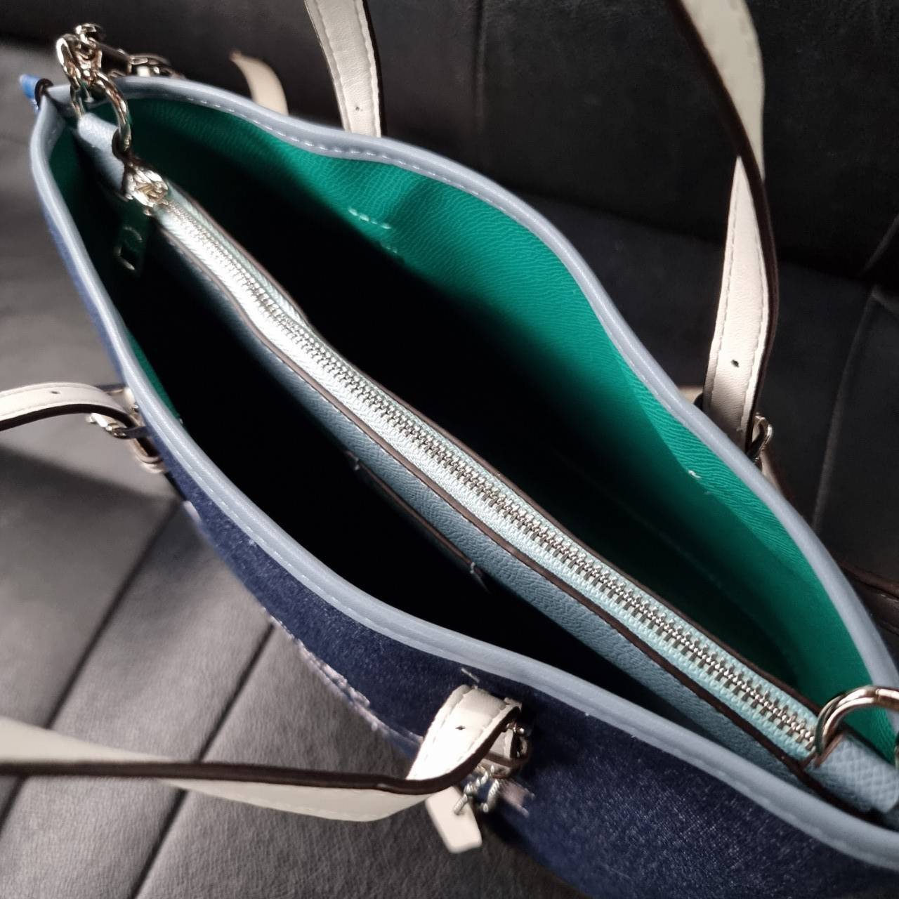 COACH C4085 MOLLIE TOTE 25 IN COLORBLOCK กระเป๋าทรงโท้ทยอดฮิต ขนาดมินิไซส์ ดีไซน์สวยคมทุกรุ่น!! ตกแต่งซิกเนเจอร์ถักทออยู่บนผ้าแคนวาส ดูโดดเด่น ภายในเป็นช่องโล่ง มีช่องซิปกลางใส่ของได้ ขนาดกำลังดีแบบใส่ของได้ครบครัน มาพร้อมสายสะพายข้าง หรือจะถือคล้องแขนเก๋