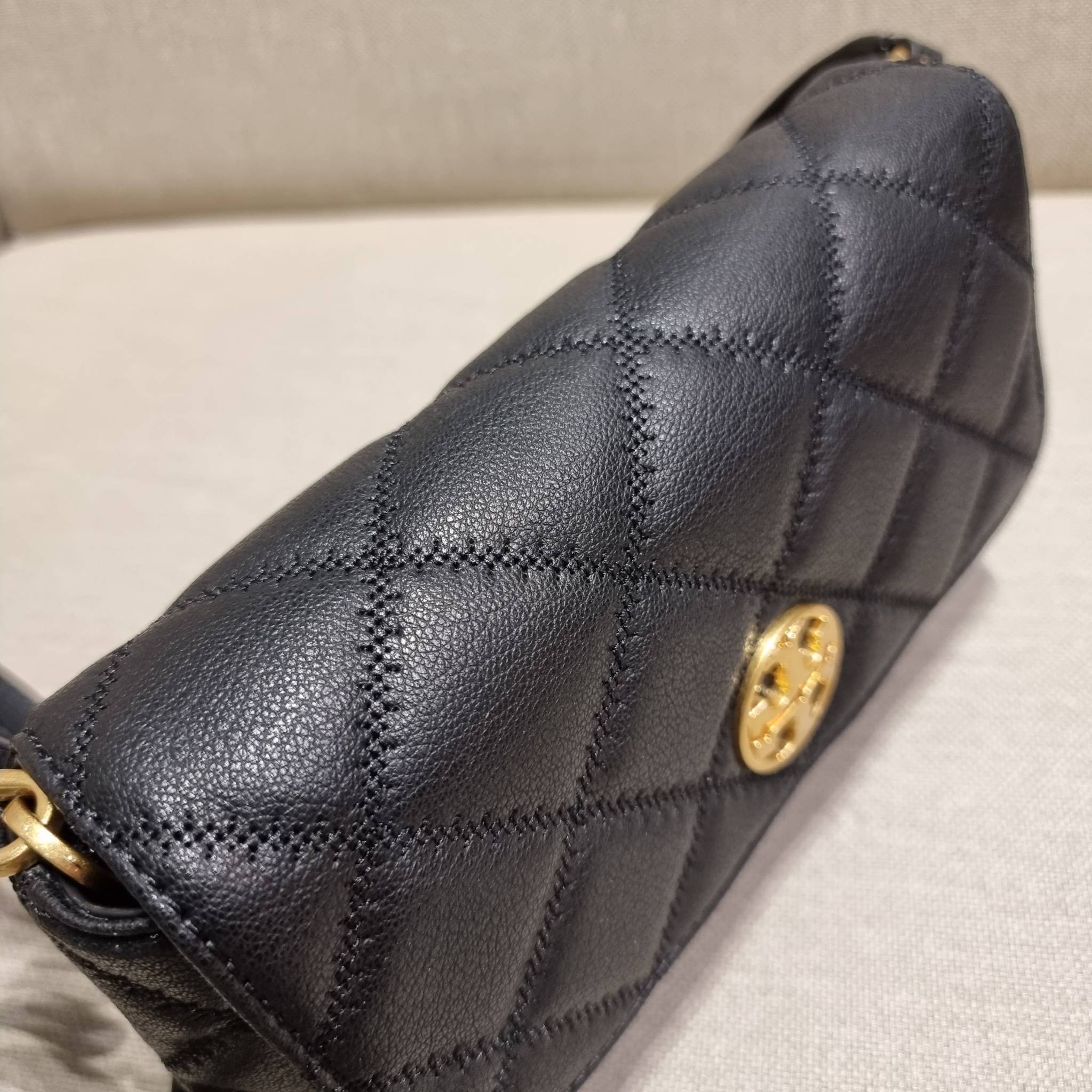 TORY BURCH WILLA MINI SHOULDER BAG ใหม่ล่าสุด พร้อมเสิร์ฟไม่ต้องรอพรีฯ กระเป๋าสะพายดีไซน์เลิศ ทรงสวย กะทัดรัด สะพายคล่องตัว ดีไซน์บุนวม เส้นคมสวยหรู