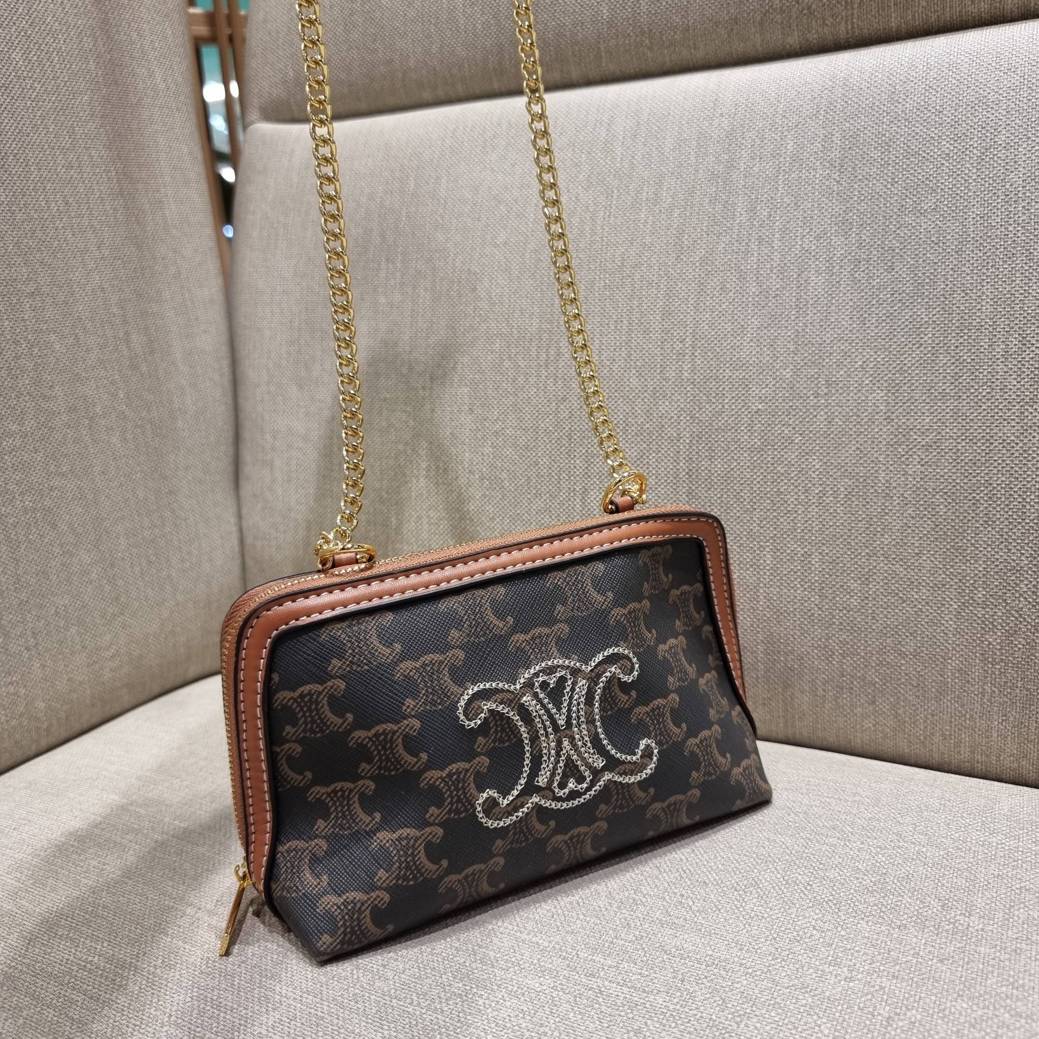 CELINE CLUTCH WITH CHAIN IN TRIOMPHE CANVAS WITH TRIOMPHE HEART EMBROIDERY กระเป๋าสะพายกึ่งคลัทช์ มินิไซส์ เอาใจสาวๆสายสะดวก!! พกพาง่าย สะพายกำลังสวย วัสดุหนังแคนวาส ดีไซน์ใหม่ โลโก้ลายปัก ดีเทลเดินด้ายรูปหัวใจ คิ้วท์ไปอี้ก!! เปิด-ปิดด้วยซิป ภายในโล่ง ใส่