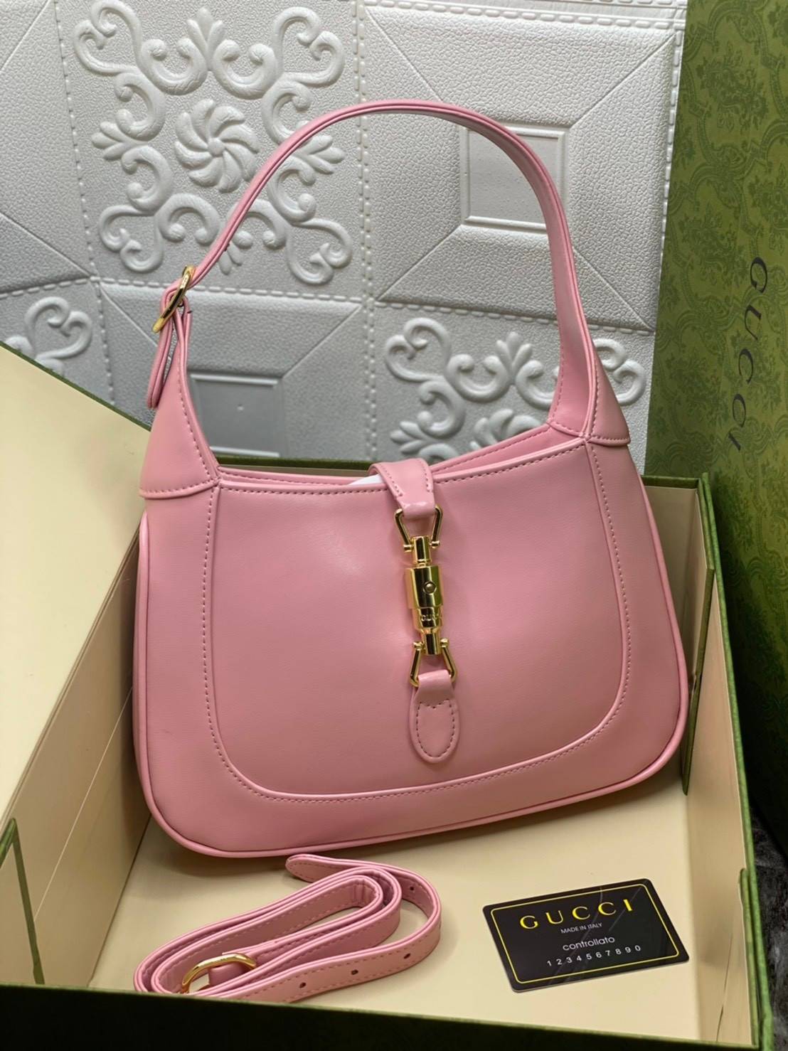 VIP GIFTbag 】หนังแท้ GUCCI Jackie 1961 mini shoulder bag กระเป่ารุ่นฮิตจาก Gucci ต้องบอกเลยว่าสำหรับสาวๆหลายคนนั้น ที่ชื่อชอบ หรือเป็นสาวกกลับแบรนด์อย่าง Gucci ต้องบอกเลยนะว่าสำหรับรุ่นนี้ห้ามพลาดไปทีเดียว บอกว่าได้เป็นตำนานควาวินเทจได้อย่างดี โดยขนาดของต