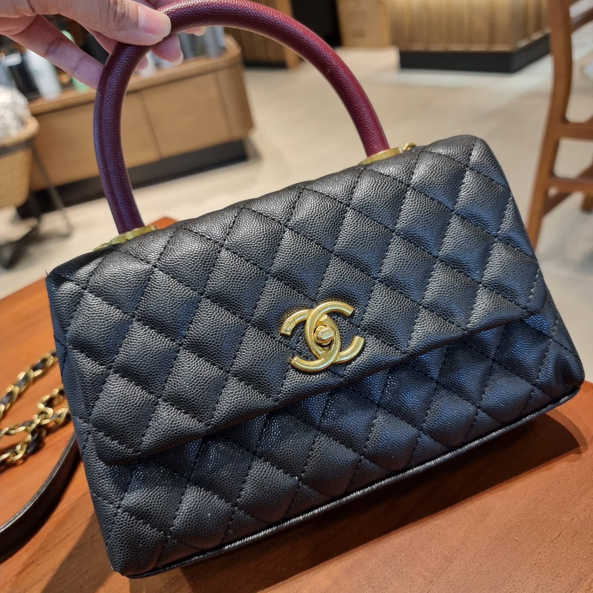 VIP 】รุ่นยอดฮิตตลอดกาล ไซส์กำลังสวย!! จากแบรนด์ Chanel กระเป๋าถือ/สะพาย หนังลายคาเวียร์ โลโก้เด่นชัด เปิด-ปิดกระเป๋าด้วยตัวบิดล็อค อะไหล่สีทองหรู ทรงสวยผู้ดี ภายในกระเป๋ามีช่องโล่งกว้างจุของได้พอสมควร มีช่องซิปแบ่งสัดส่วน ด้านหลังมีช่องเก็บของจุกจิกอีก 1 