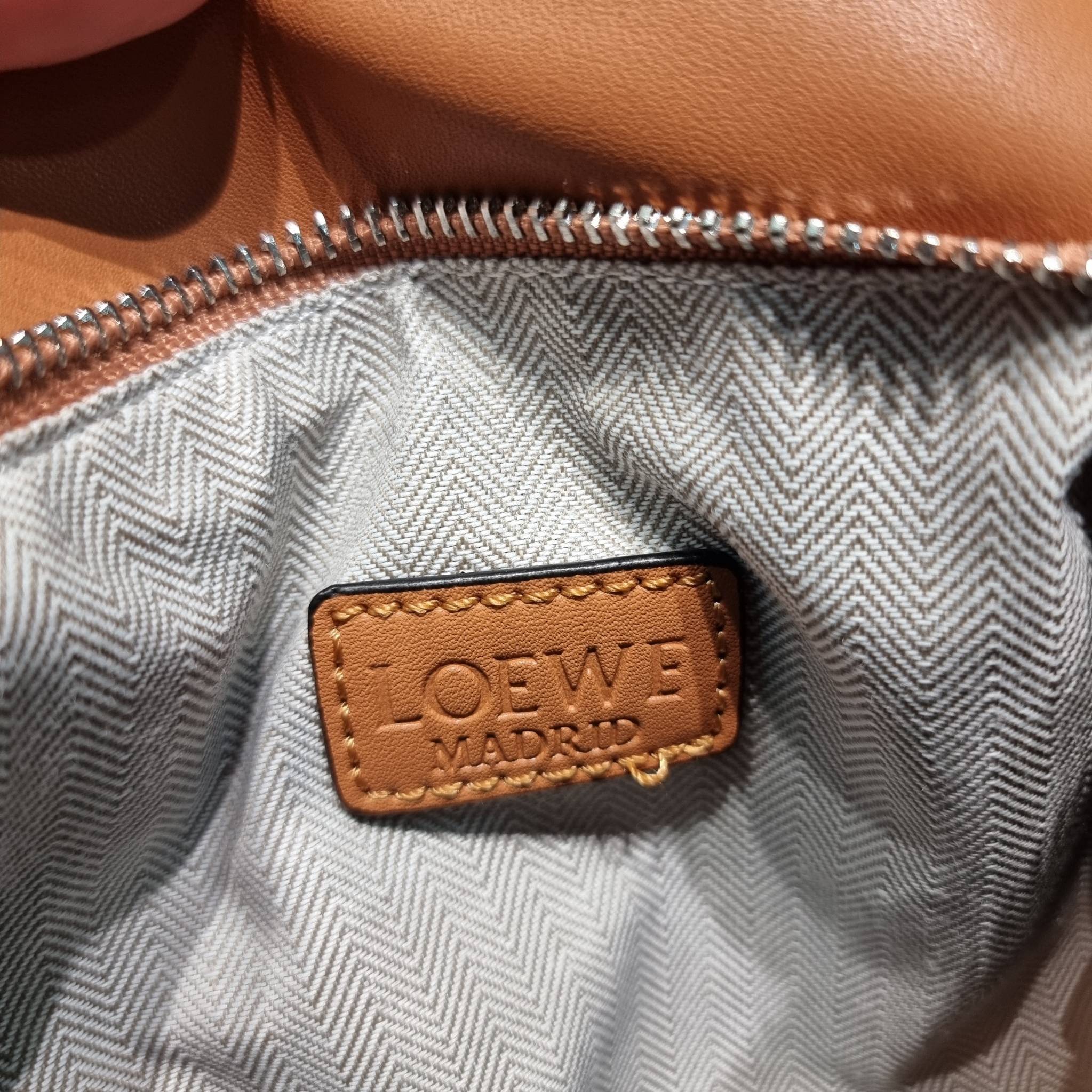 LOEWE MINI PUZZLE BAG IN CLASSIC สุดยอดแบรนด์ที่ดีไซน์เป็นเอกลักษณ์ โดดเด่น สวยหรู กับกระเป๋าสะพายข้างทรงกล่อง ไซส์มินิ สไตล์พัซเซิล