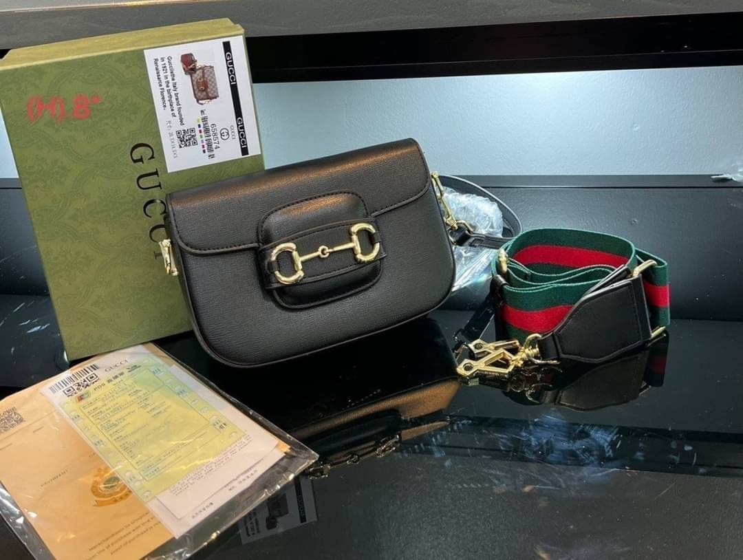 GUCCI HORSEBIT 1955 MINI BAG กระเป๋าสะพาย crossbody รุ่นฮิต สุดหรูหรา คลาสสิค จุของสำคัญได้เยอะ มาพร้อมสายสะพายยาว 2 เส้น สามารถ ปรับระดับได้ ถอดออกได้ รุ่นนี้ใช้งานดีมาก บอกต่อกันถึงที่สุด ใช้ได้ทุกโอกาส เป็นอีกรุ่นที่โดดเด่นมากๆ