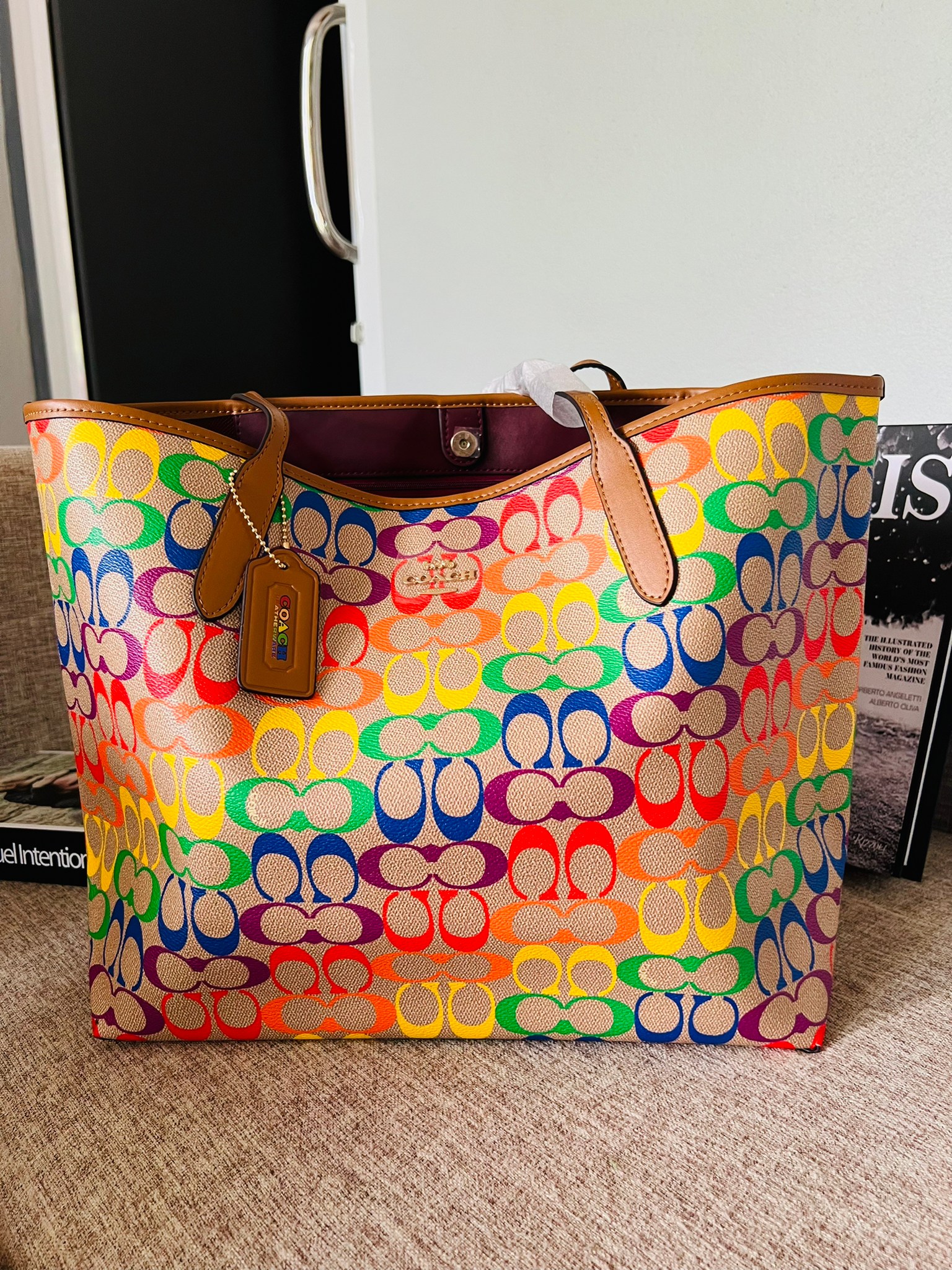 COACH CITY TOTE IN RAINBOW SIGNATURE CANVAS C4181 กระเป๋าสะพายข้างทรงโท้ทใบใหญ่ หนังลาย C สกรีนลายโค้ช รุ่นนี้ ปากกระเป๋าไม่มีชิป มีกระดุม แม่เหล็ก ด้านในมีช่องซิปไว้ใส่กระเป๋าเงินได้คะ เป็น รุ่นยอดนิยมคะ จุของได้เยอะมาก