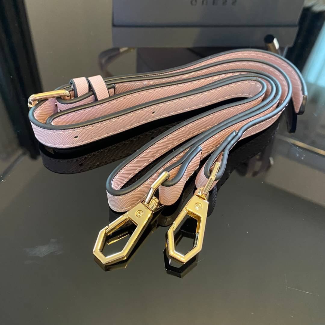 Guess Agata Bucket Handbag กระเป๋ารุ่นใหม่ล่าสุดทรงถังสุดน่ารัก พิมพ์ลายรอบใบ วัสดุ Saffiano PU คุณภาพดี นิ่ม น้ำหนักเบา ด้านหน้าประดับด้วยโลโก้แบรนด์สวยโดดเด่น เปิด-ปิดด้วยเชือกหนังใช้หูรูดปลายเชือกประดับอะไหล่ทองสะดวกใช้ ด้านในโล่งกว้างมีช่องเล็กสำหรับใ