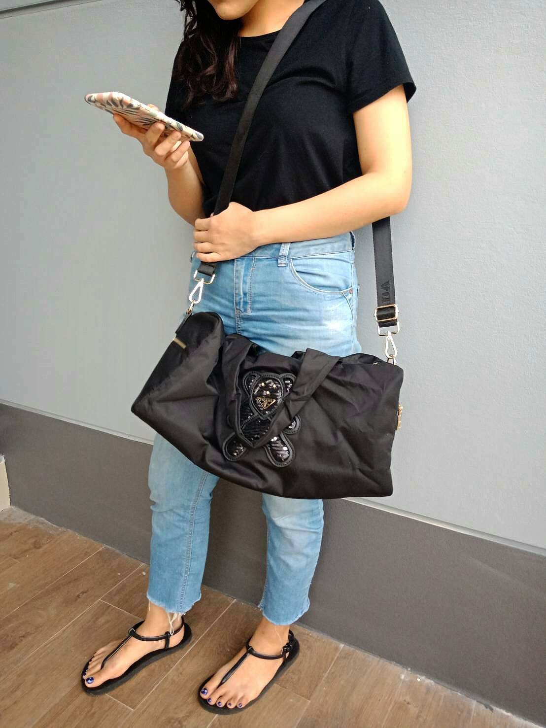 New arrival ! กระเป๋าทรง travel pillow bag จากงานพรีเมี่ยมกิ้ฟท์แบรนด์ PRADA ค่า เป็น กระเป๋าผ้า nylon ทั้งใบเลย น้ำหนักเบา สะพายสบายไหล่คะ ด้านหน้าปัก logo brand บนหมี ส่วนด้านหลักเป็น logo ชื่อแบรนด์คะ อะไหล่ทองทั้งใบ ด้านในกว้างม้ากกกกกกกบุผ้าปั้มแบรนด