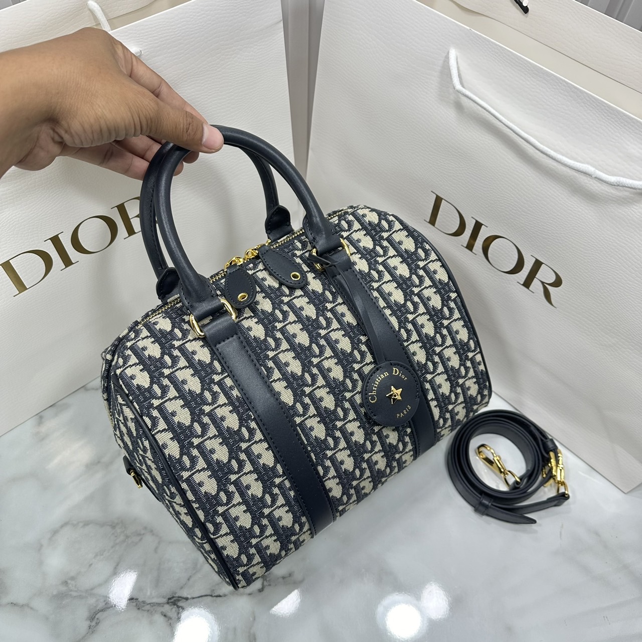 DIOR Groove 25 Bag / Dior Keepall Macrocannage Leather / Oblique Jacquard กระเป๋าสะพายทรงบอสตัน Keepall ทันสมัยและสง่างาม ใช้งานได้ทั้งแบบสะพายไหล่หรือสะพายแบบครอสบอดี้ เหมาะเป็นไอเทมคู่ใจในชีวิตประจำวัน เกรดออริ 1:1