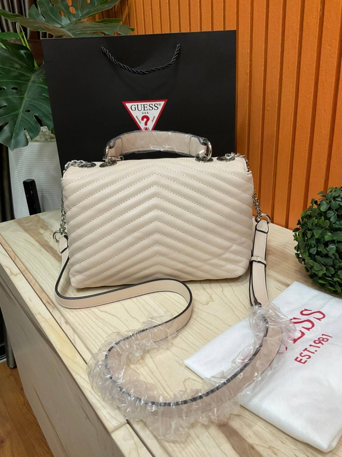 ของแท้ 💯% 】GUESS BLAKELY TOP HANDLE FLAP BAG กระเป๋สะพายรุ่นใหม่ล่าสุด รุ่นยอดนิยมสวยอยู่ทรง วัสดุหนังนิ่ม น้ำหนักเบา มีฐานกว้างตั้งอยู่ทรง ด้านหน้าประดับด้วยโลโก้แบรนด์สวยโดดเด่น
