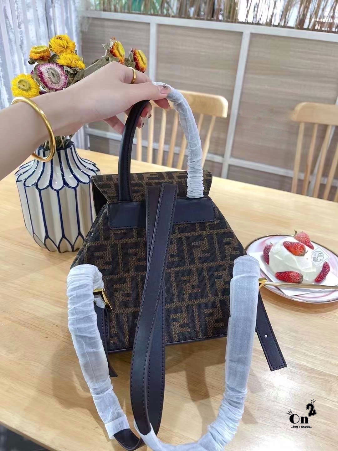 FENDI BACKPACK MONOGRAM กระเป๋าเป้เฟนดิ ทรงขนมจีบเปิดหน้า ผ้าทอลาย งานสวยปั้มทุกจุด ขนาดกำลังดีทรงน่ารักน่าใช้มากค่ะ ลายโมโนแกรมสวยตามฉบับแบรนด์ เด่นด้วยลายสัญลักษณ์แบรนด์ที่ฝากระเป๋า ตัดกับอะไหล่สีทอง ตกแต่งที่คล้องสายด้วยโลโก้ตัว FF สวยสะดุดตา ภายในกระเ