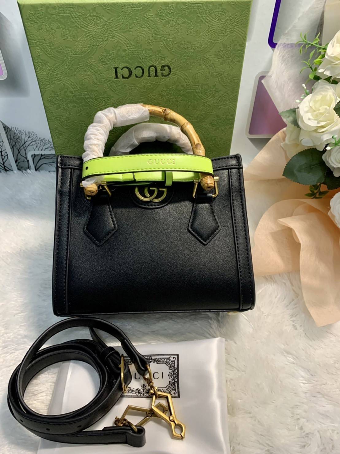 กระเป๋า GUCCI สไตล์งานหูไม้ไผ่ Size mimi รุ่น Gucci Diana Bag กระเป๋าสุดคลาสสิกดีไซน์มาใหม่พร้อมเข็ดขัดหนังสีสะท้อนแสงประดับตรงหูกระเป๋า กระเป๋าทรง tote วัสดุหนังแท้ (calfskin) อะไหล่ทอง ขนาดกำลังดี งานสวยตั้งอยู่ทรง มีสายสะพายยาว 1เส้น สามารถปรับระดับได้