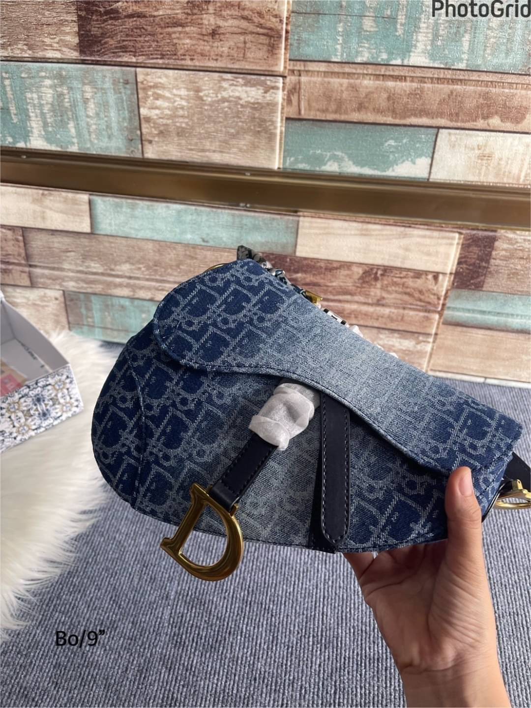 DIOR Saddle Bag Blue Denim Oblique กระเป๋าถือทรงอานม้า เอกลักษณ์ของแบรนด์หรูหรา รุ่นเดนิมฟอกอะไหล่ทองสวยงาม