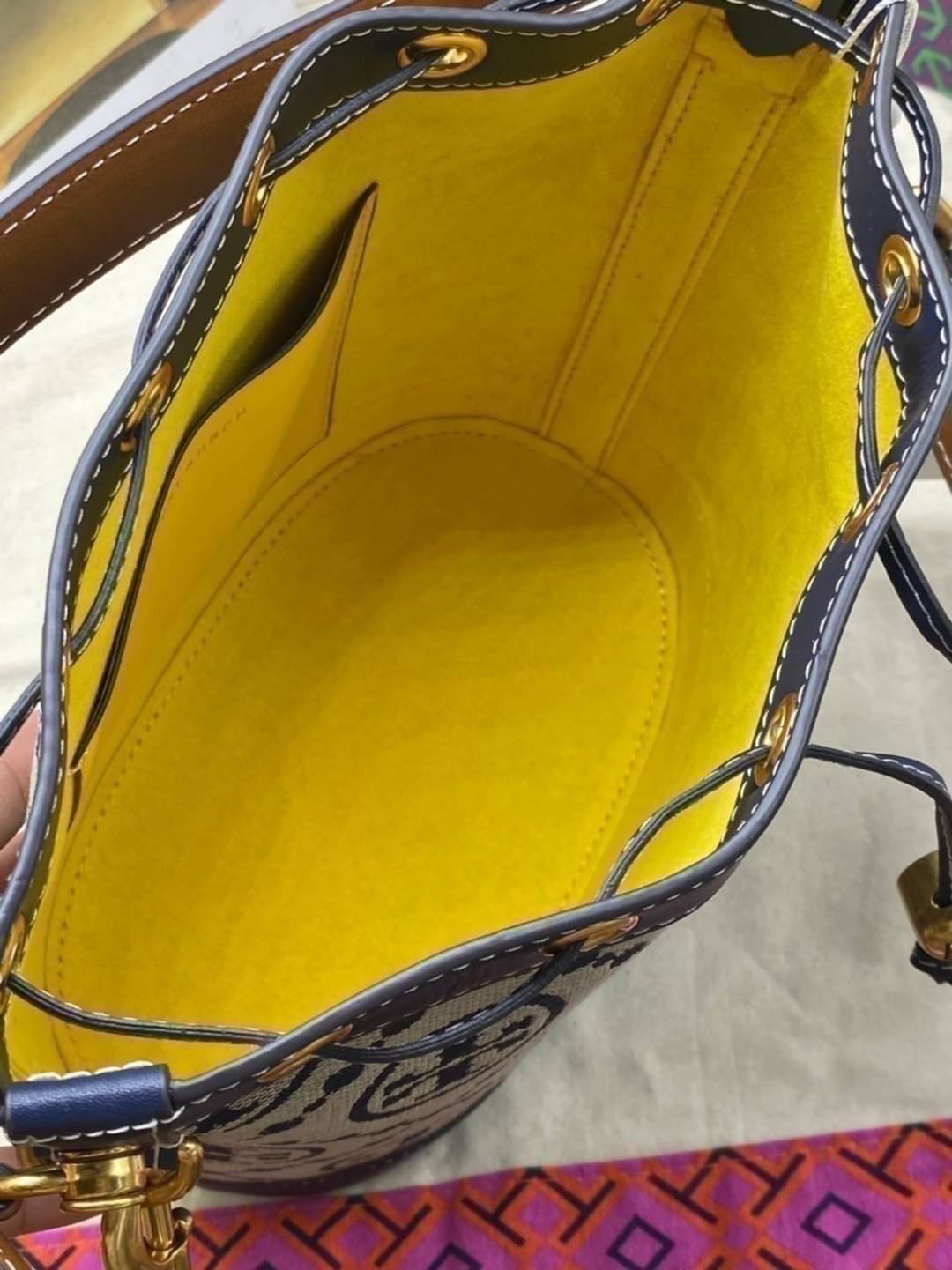 Medium Tory Burch T Monogram jacquard bucket bag กระเป๋าทรงบัคเก็ตลายโมโนแกรม ที่ได้รับแรงบันดาลใจมาจากโลโก้สุดคลาสสิก กลับมาอีกครั้งในรูปแบบของ ลวดลาย T Monogram ที่ผสมผสานความร่วมสมัยเข้ากับความเป็นเอกลักษณ์ของแบรนด์เข้าไว้ด้วยกัน