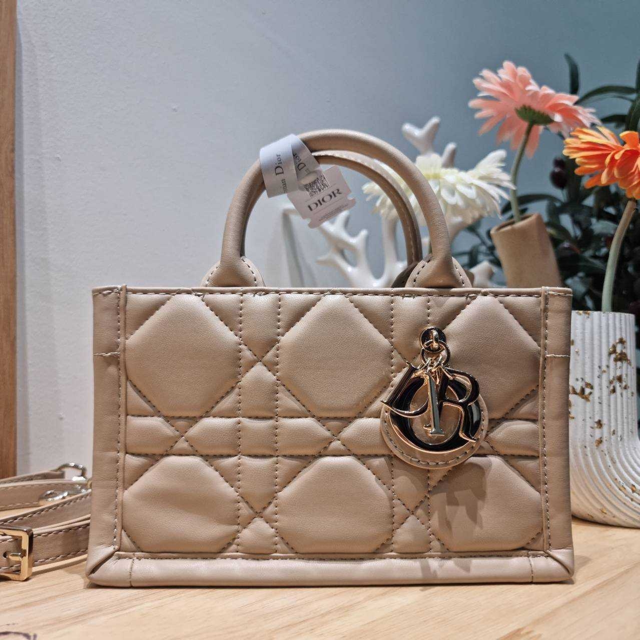 Dior mini book tote macro cannage bag กระเป๋าทรงโท้ทสุดฮิต ไซส์มินิ ดีไซน์ใหม่ หนังสวย พกพาไปไหนก็ได้ คล่องตัวและแมตช์ง่ายสุดๆ