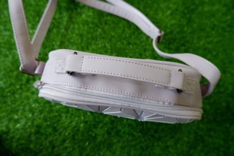 adidas mini airline bag *outlet* กระเป๋าสะพายข้างทรงสปอร์ต ด้านหน้าติดโลโก้แบรนด์ ดีไซน์ลาย 3D ด้านหลังเป็นหนังเรียบ มีช่องซิปสามารถใส่สิ่งของได้ รุ่นนี้เปิดปิดด้วยซิปคู่ ซิปปั๊มแบรนด์ทุกจุด ด้านในเป็นช่องกว้าง มีช่องซิป สายสะพายยาวสามารถปรับระดับได้ สาวก