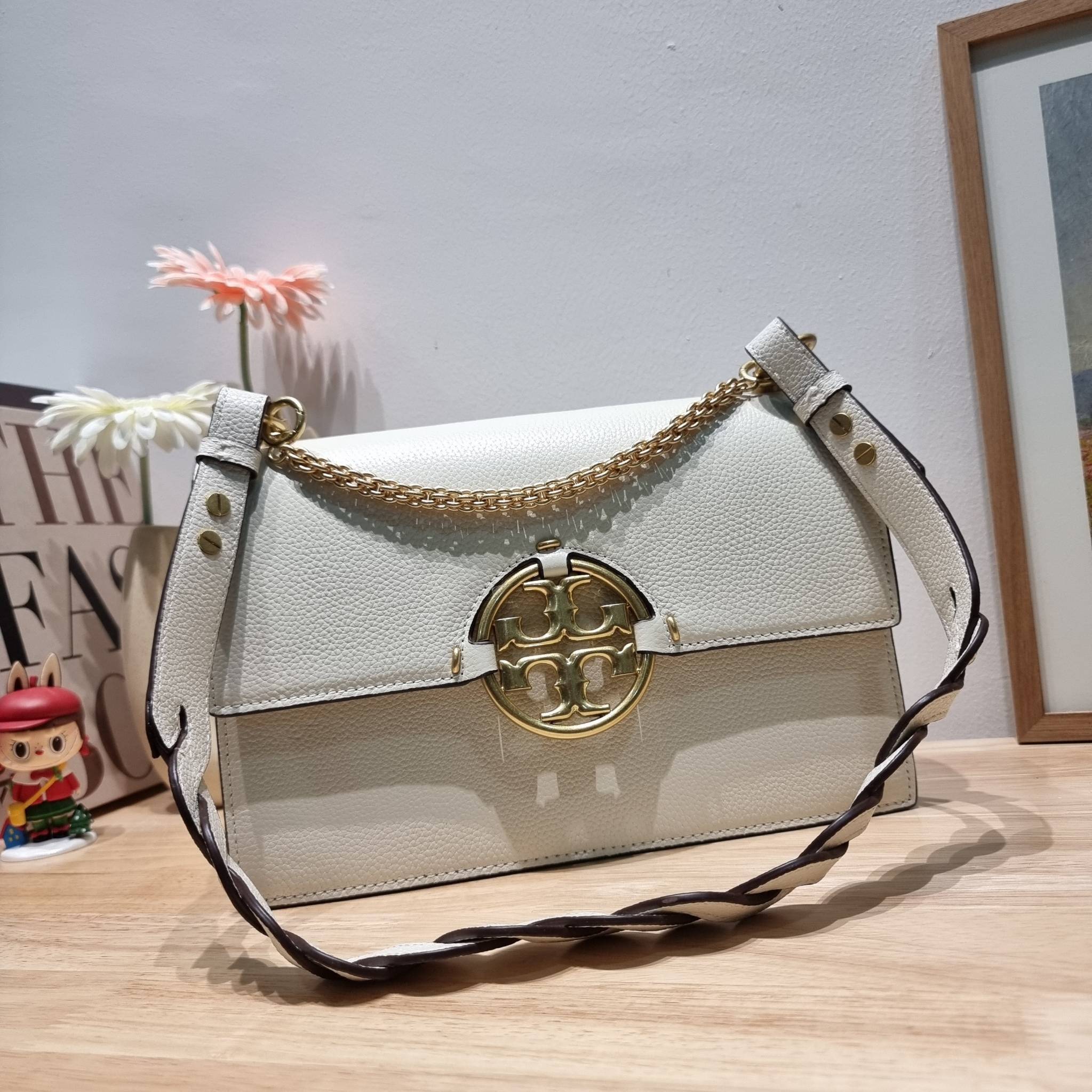 TORY BURCH MILLER SHOULDER BAG / Tory Burch Bag รุ่นยอดนิยม รุ่นหายาก รุ่นที่สาวๆตามหา ใบนี้เลย!! สวยหรู ผู้ดีทุกสี กระเป๋าสะพายไหล่ ดีไซน์อยู่ทรง คลาสสิคแฝงความหรูด้วยโลโก้สีทองอร่ามโดดเด่น