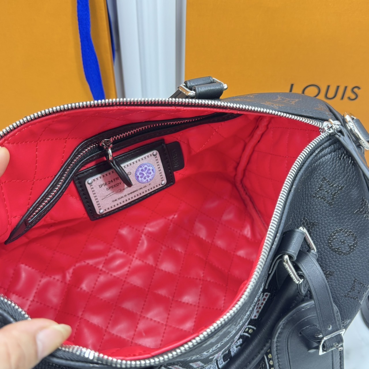 ORI หนังแท้ | LV Speedy P9 Bandoulière 30 Jackets กระเป๋าสะพายทรงหมอนสปีดี้ หนังสีดำสะท้อนถึงสไตล์ร็อค ประดับด้วยคริสตัล Swarovski® สีแดงอันโดดเด่น