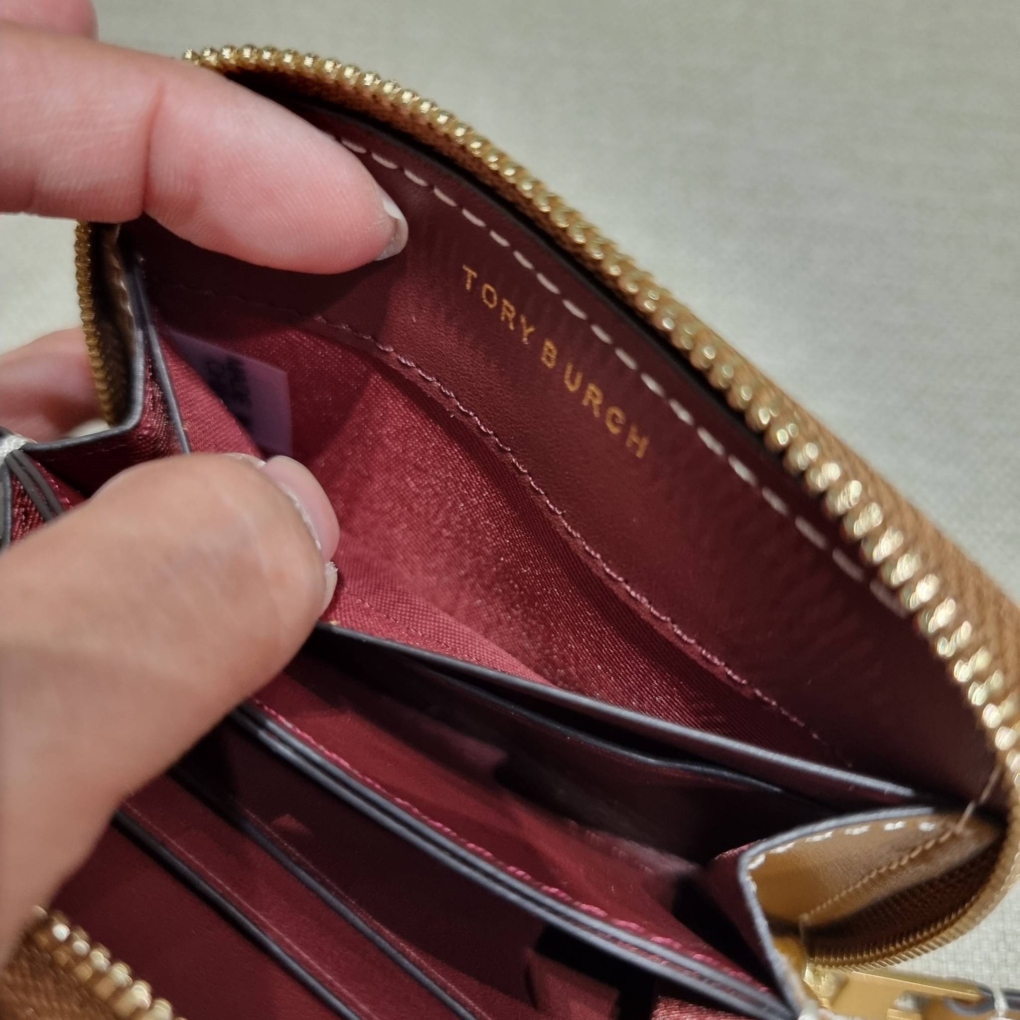 TORY BURCH T MONOGRAM ZIP COIN CASE จัดไปเลยจ้า กับกระเป๋าสตางค์รับทรัพย์ ใบสั้น สวยหรู ขนาดเหมาะมือ ถือแล้วขับผิว วัสดุผ้า jacquard ตัดสลับหนังแท้ รูดเปิด-ปิดด้วยซิป ภายในมีช่องใส่บัตร ใบนี้ใส่เหรียญ ใส่ธนบัตรได้ (พับ) พกพาได้สะดวก ไม่กินพื้นที่กระเป๋าใบ