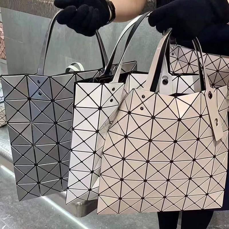 Baobao Issey Miyake 6x6 กระเป๋า Tote รุ่นนี้ถือว่าเป็นกระเป๋า Tote ไซส์กลางที่เหมาะกับการพกพาสิ่งของที่จำเป็นในทุก ๆ วัน มาพร้อมสายที่สามารถปรับได้ทั้งสองสาย และมีช่องใส่ของช่องเล็กด้านใน 1 ช่อง จุของได้เยอะแถมยังทนทาน ใช้เป็น Everyday Bag ได้เลยคะ พกพาสะ
