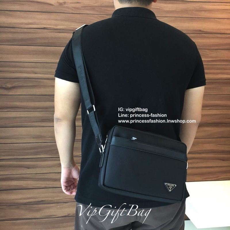 New Must Have For Men 👍👍 กับงานพรีเมี่ยมกิ้ฟแบรนด์ดังอย่าง prada ทรง messenger ทรงยอดฮิต สำหรับท่านชาย เนื้อผ้า Polyester ขนาดใหญ่ จุของได้มาก ใส่ipad labtop หนังสือ ได้หมดคะ เปิดปิดด้วยซิปอะไหล่เงิน บุด้วยผ้าสีดำปั้มแบรนด์ สวยงามมากคะ อะไ
