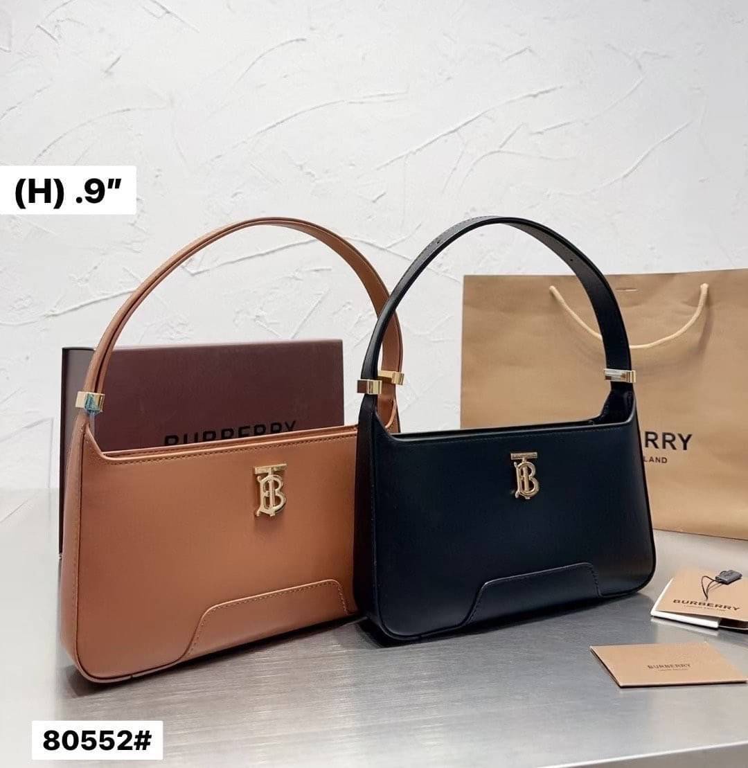 Burberry TB Shoulder Bag 9" 11" กระเป๋าสะพายไหล่ เรียบหรูดูแพงต้องยกให้รุ่นนี้เลยค่ะ งานหนังสวยเต็มใบ โลโก้อะไหล่ทองเงางาม สวยเป๊ะ จะถือหรือสะพายไหล่ก็ดูหรูหรามีระดับ